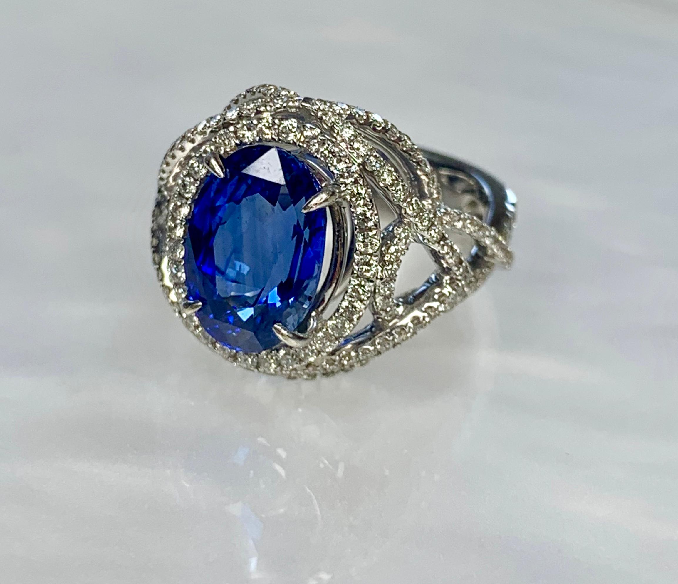 18K White Gold Oval Cut Blue Sapphire Diamond Ring In New Condition For Sale In Great Neck, NY