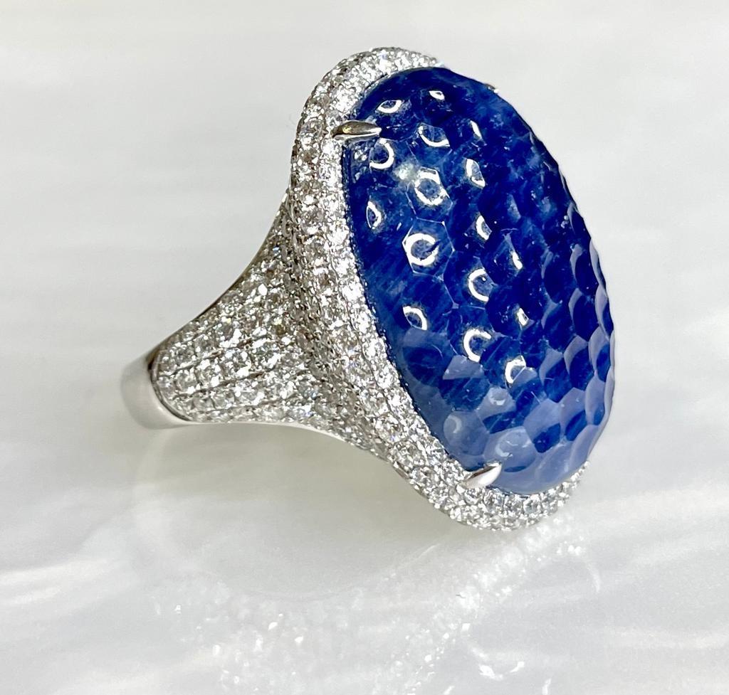 18k White Gold Oval Cut Blue Sapphire Diamond Ring In New Condition For Sale In Great Neck, NY