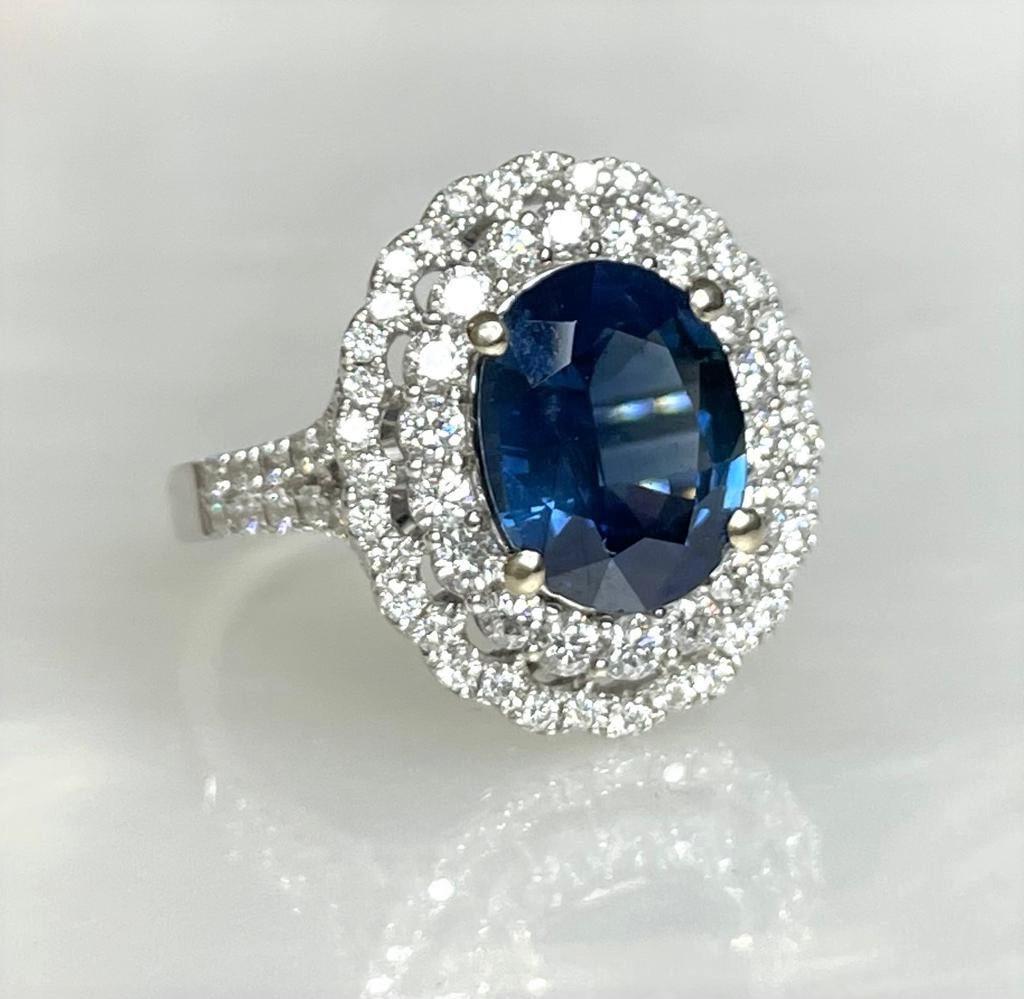 18K White Gold Oval Cut Blue Sapphire Diamond Ring In New Condition In Great Neck, NY