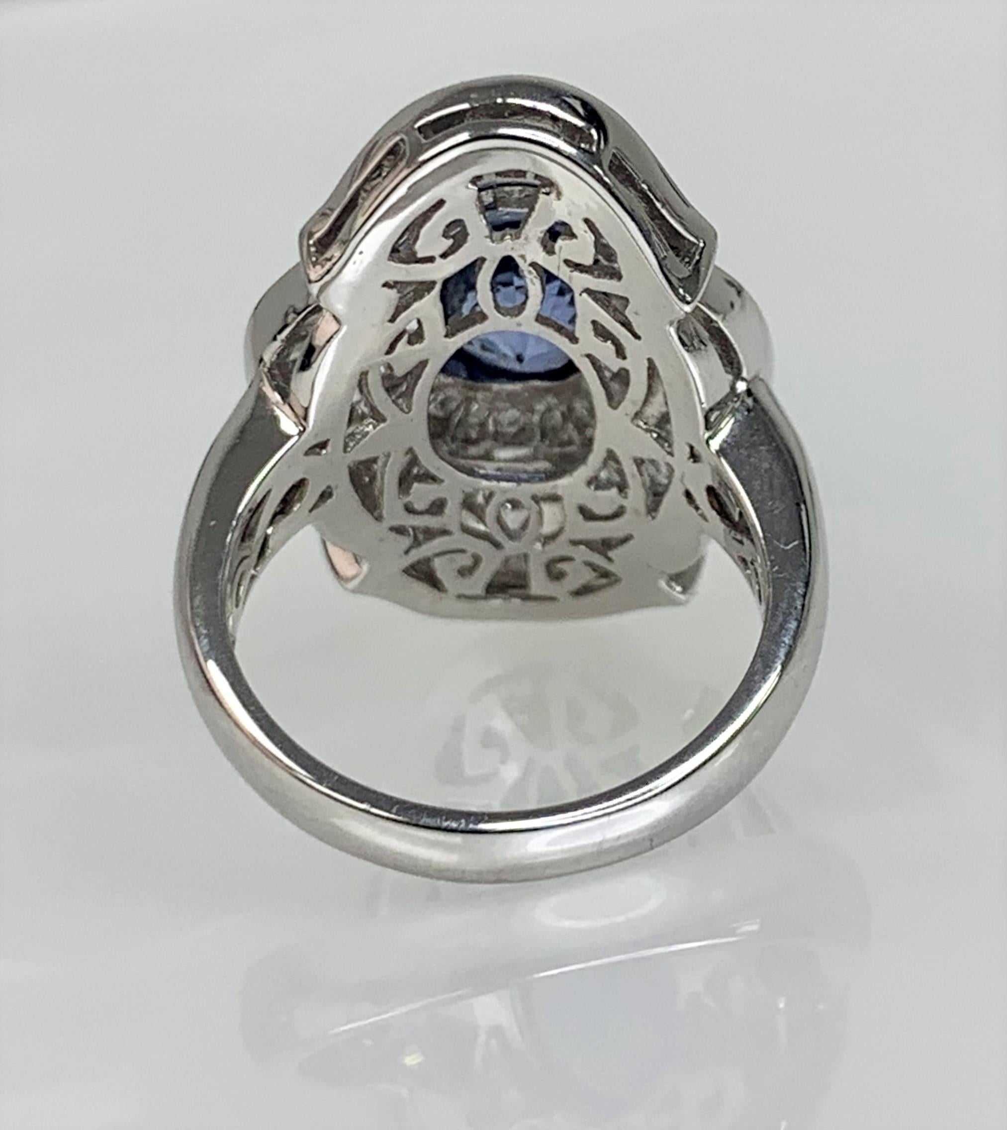 Bague en or blanc 18 carats avec saphir bleu taille ovale et diamants Neuf - En vente à Great Neck, NY