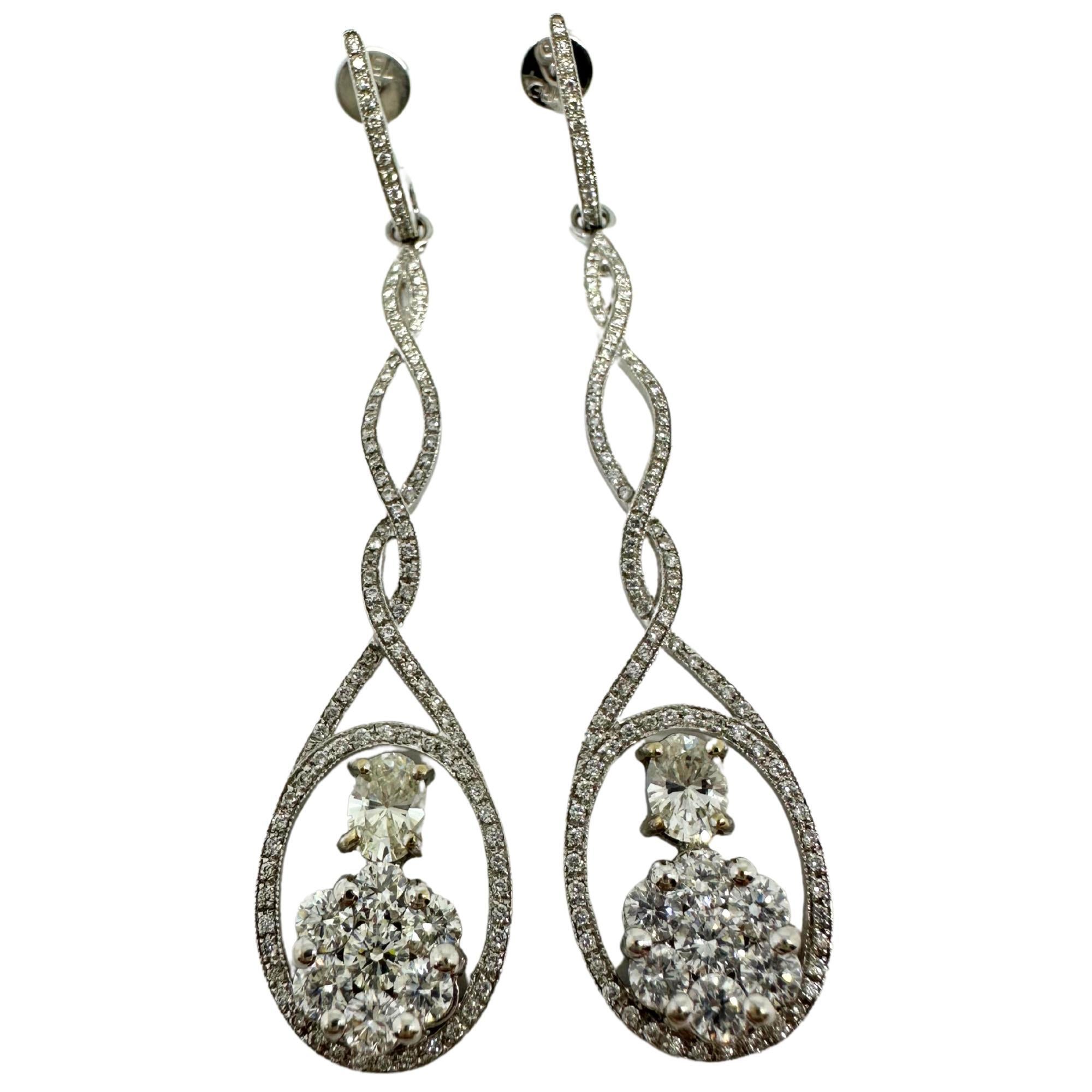 Boucles d'oreilles pendantes en or blanc 18K avec diamants de taille ovale
Condit : En bon état avec quelques légères usures de surface dues à l'âge.
Longueur : 2.25 pouces
Marques : 