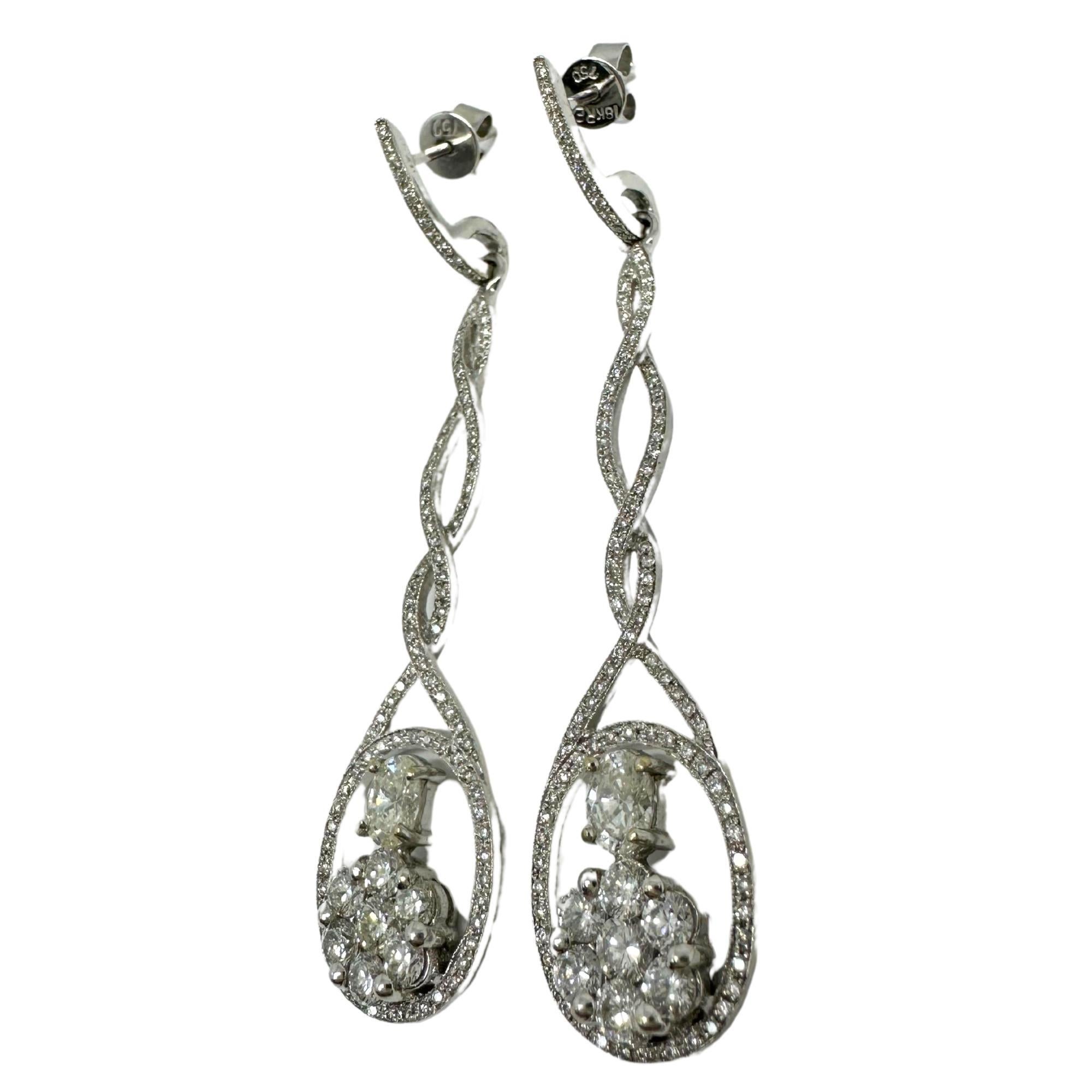 Taille ovale Boucles d'oreilles pendantes en or blanc 18K avec diamants de taille ovale en vente