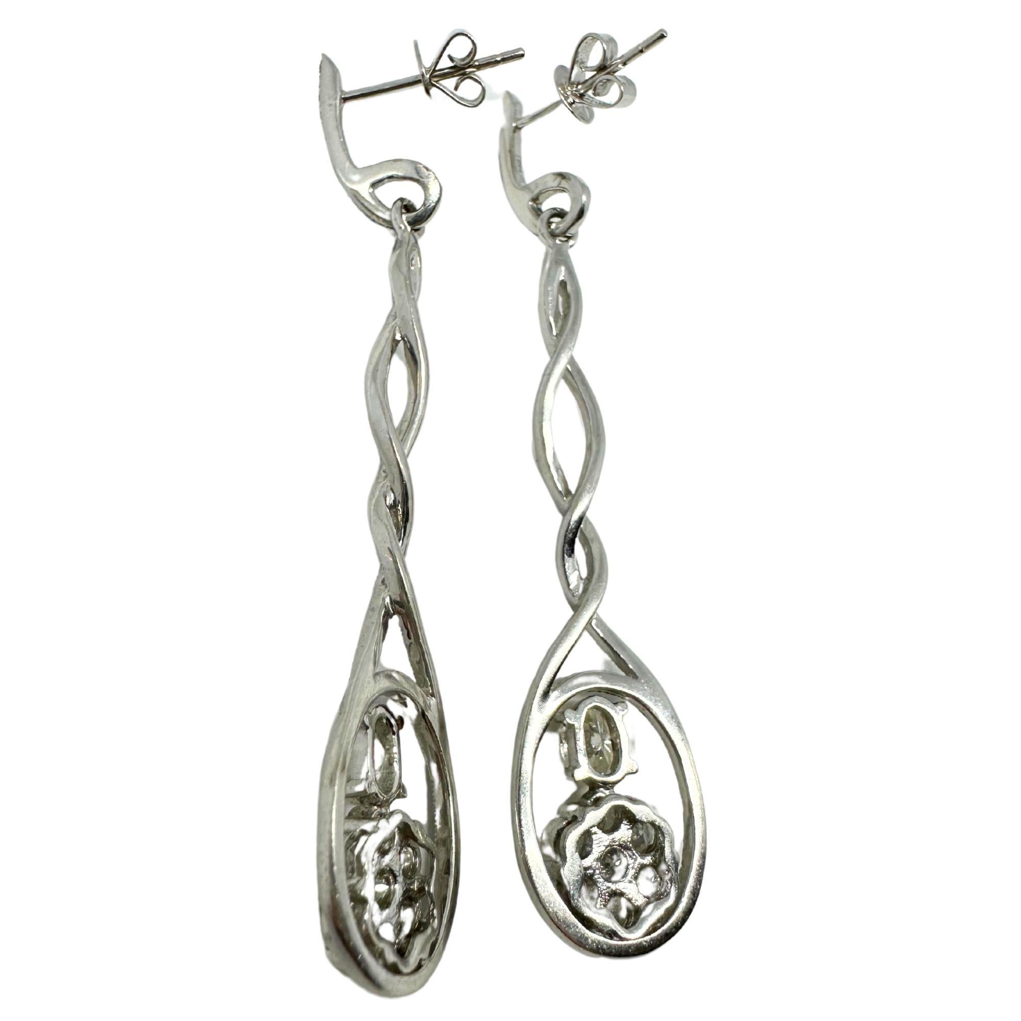 Boucles d'oreilles pendantes en or blanc 18K avec diamants de taille ovale Bon état - En vente à New York, NY