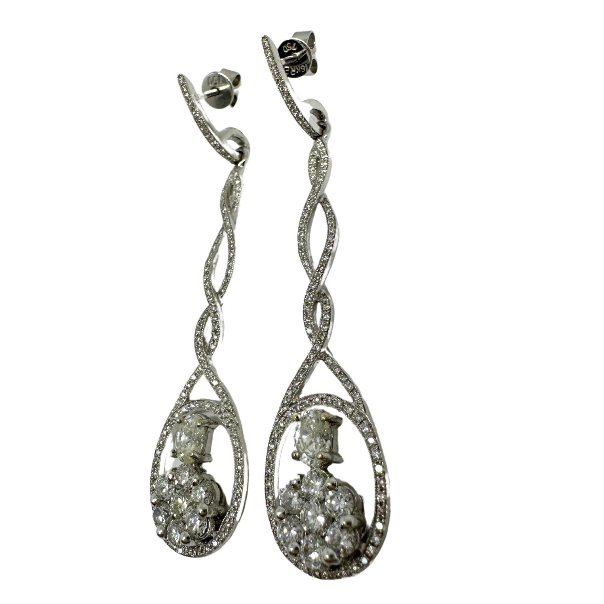 Boucles d'oreilles pendantes en or blanc 18K avec diamants de taille ovale Pour femmes en vente