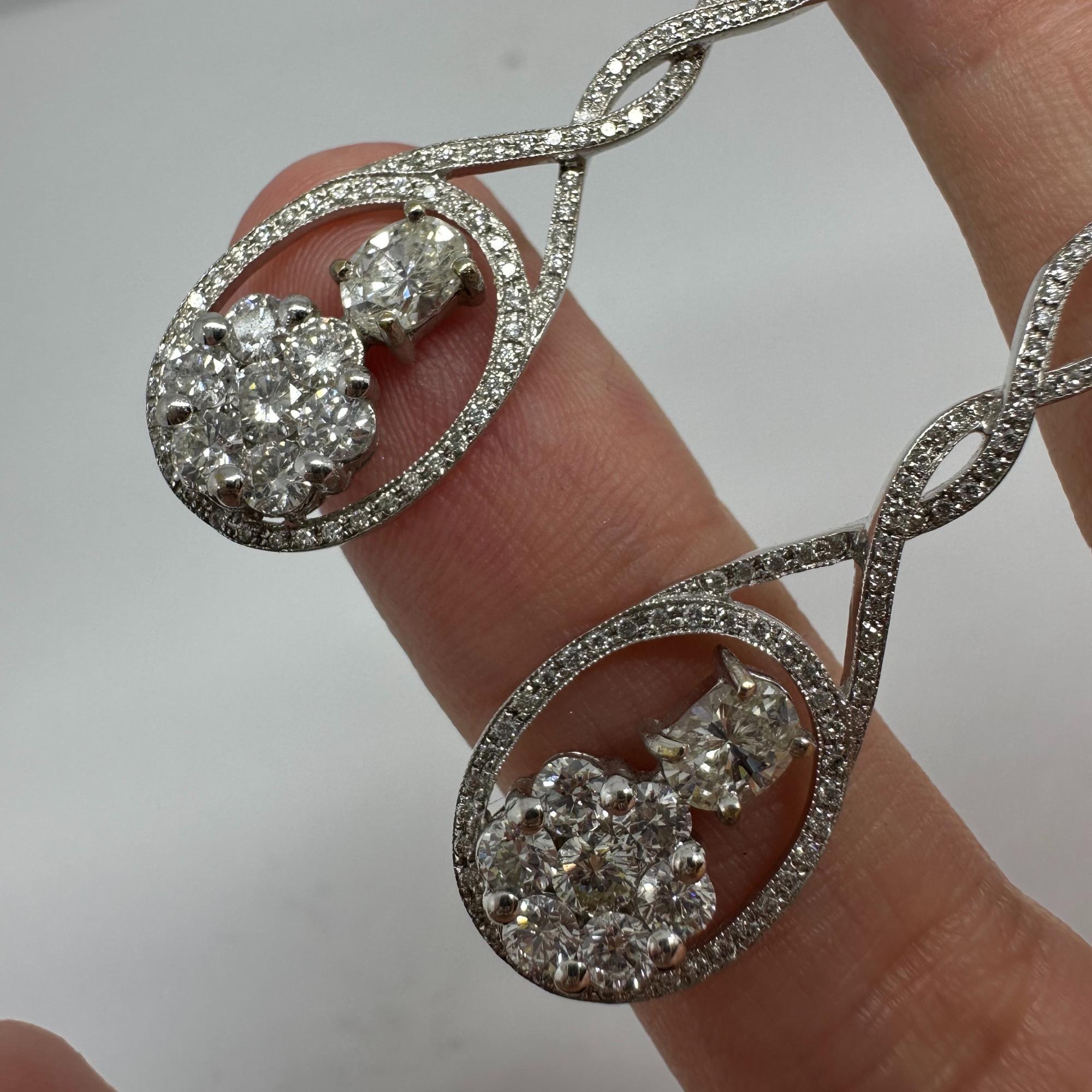 Boucles d'oreilles pendantes en or blanc 18K avec diamants de taille ovale en vente 1