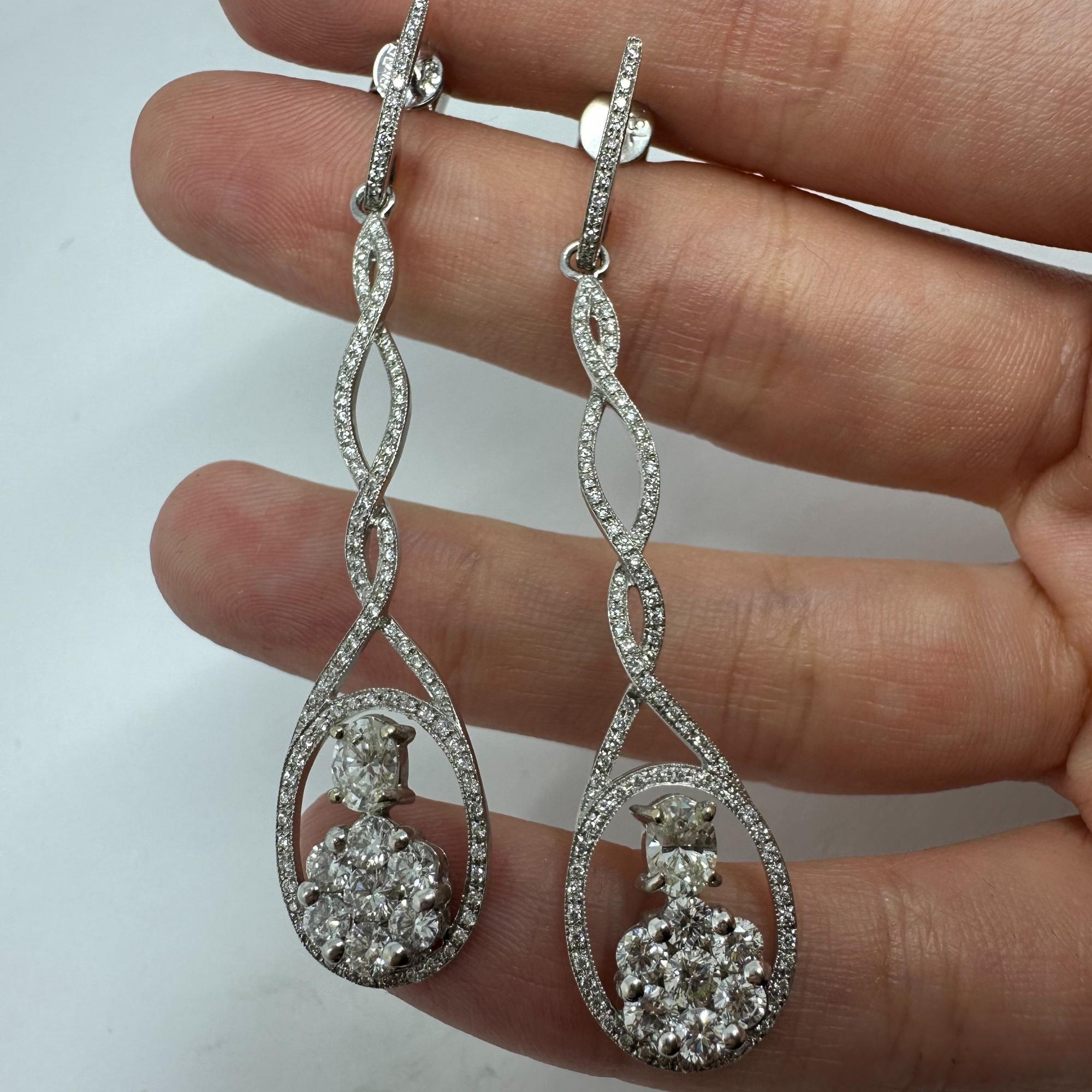 Boucles d'oreilles pendantes en or blanc 18K avec diamants de taille ovale en vente 2