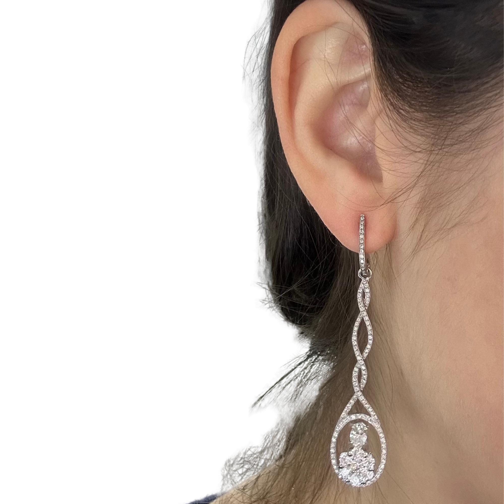 Boucles d'oreilles pendantes en or blanc 18K avec diamants de taille ovale en vente 3