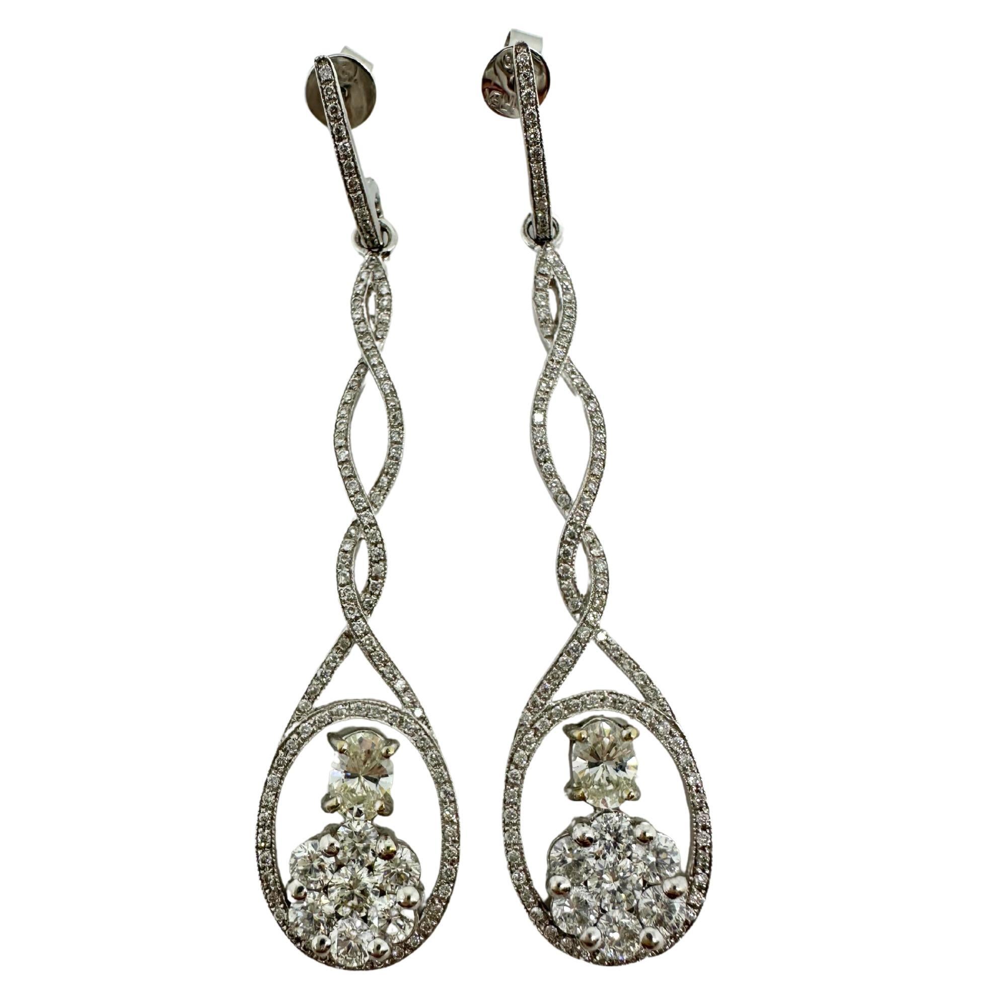 Pendientes de gota de diamante talla oval en oro blanco de 18 quilates