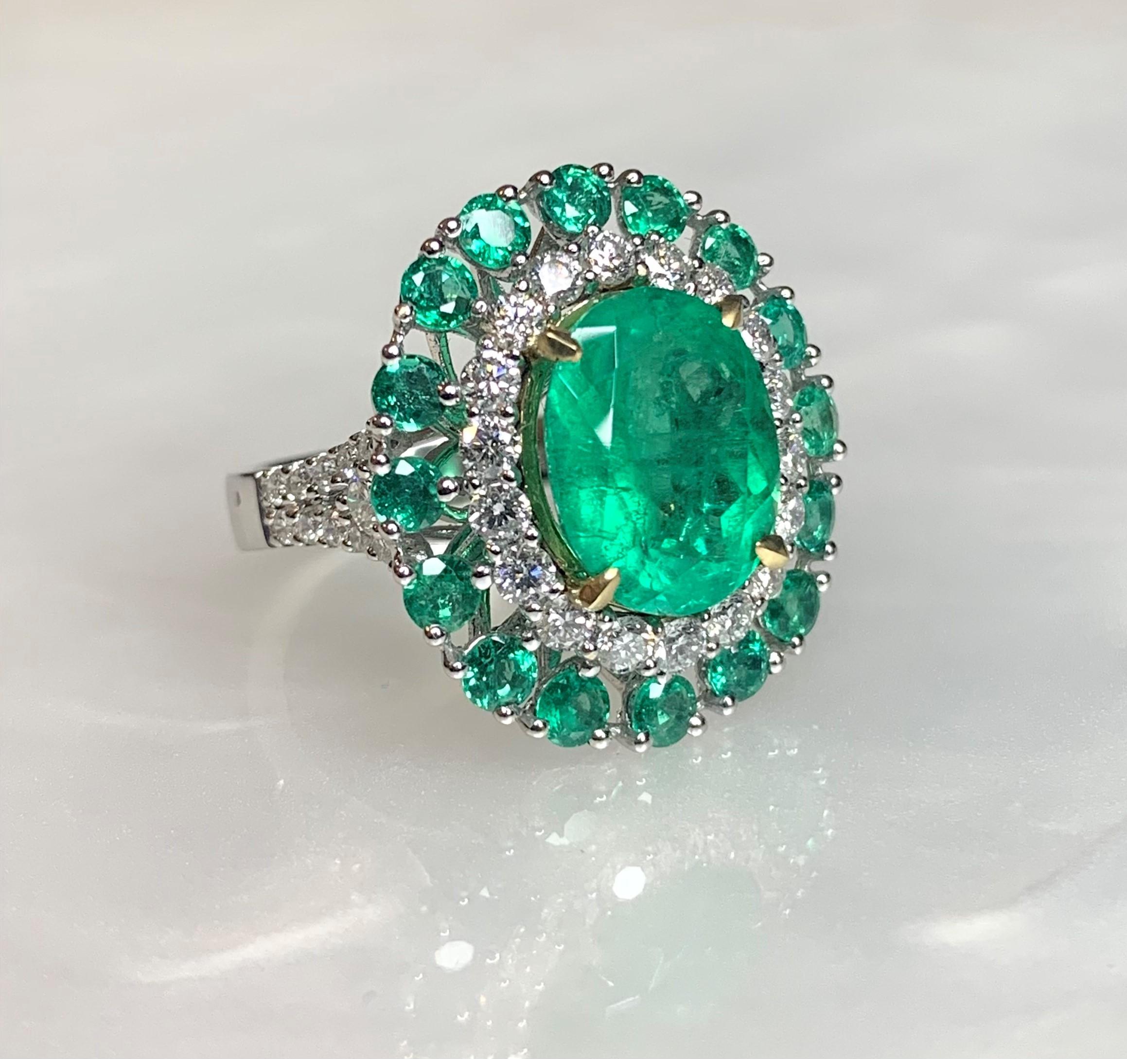 18K White Gold Oval Cut Emerald Diamond Ring In New Condition In Great Neck, NY