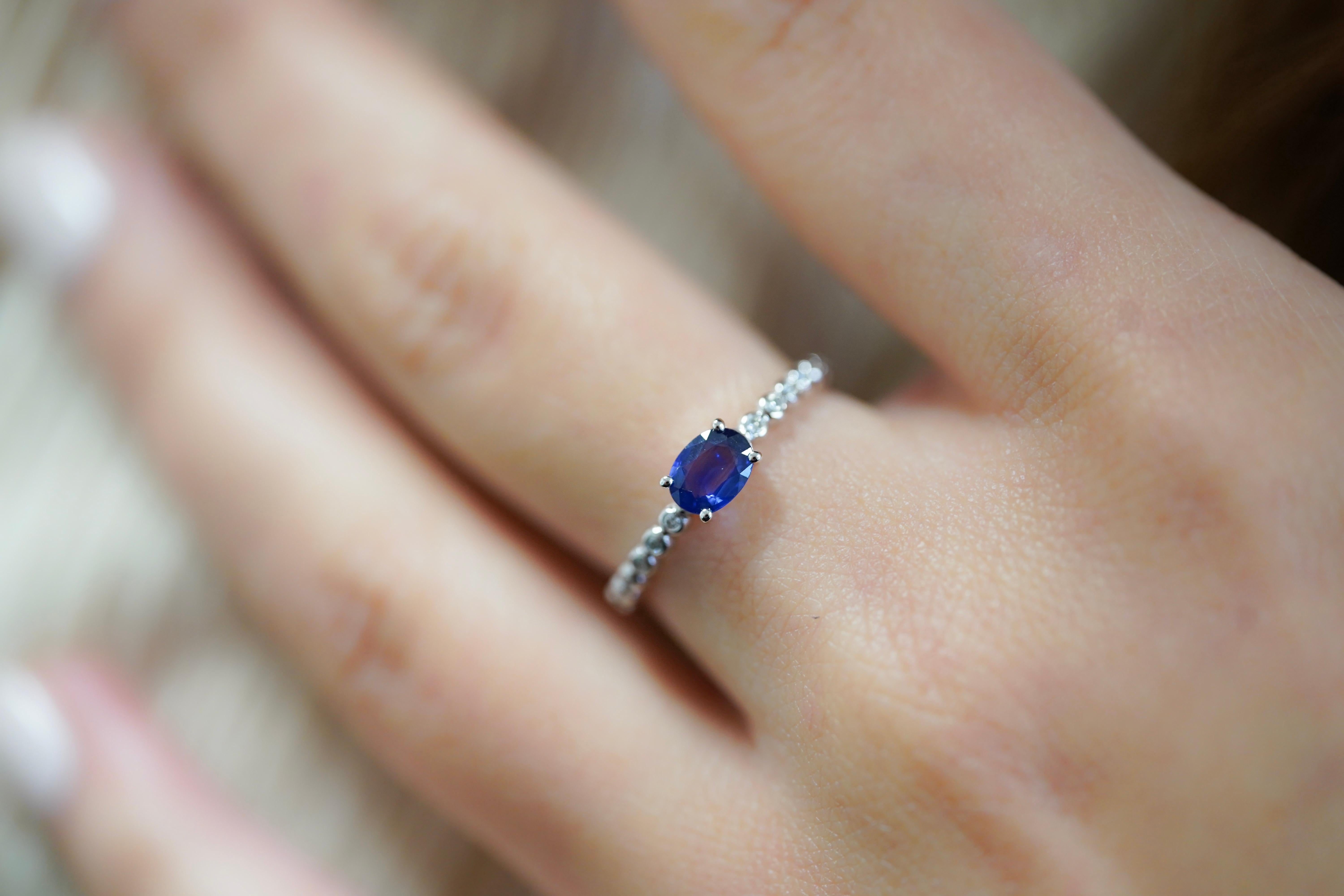 18K White Gold Oval Cut Natural Blue Sapphire & Bezel Diamond East West Ring  For Sale 6