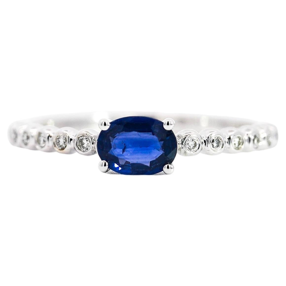 Bague Est-Ouest en or blanc 18 carats, saphir bleu naturel de taille ovale et diamant serti clos 