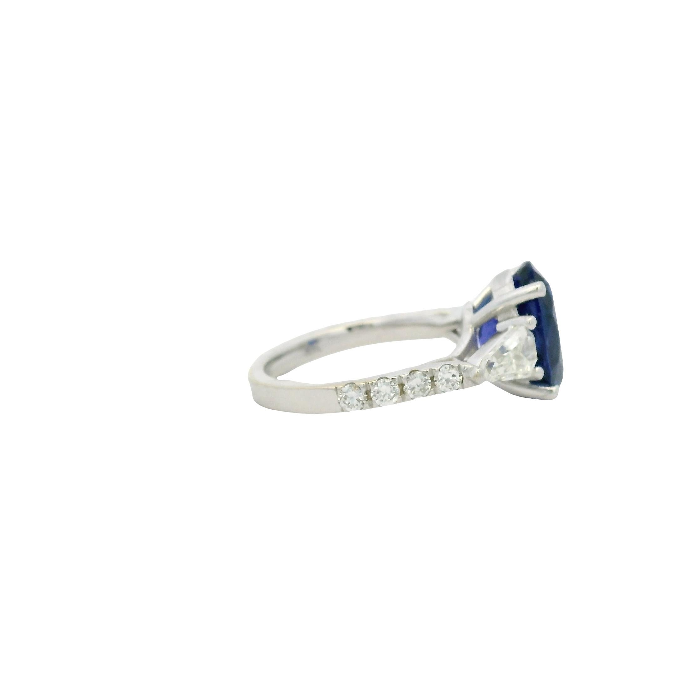 18k Weißgold Ovalschliff Tansanit & runder und Baguette Diamant Cocktail Ring im Angebot 1