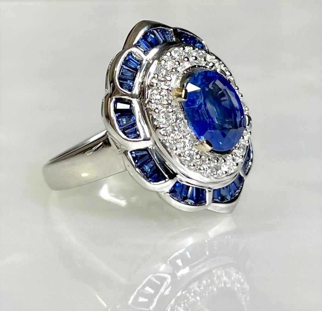18K White Gold Oval Cute Blue Sapphire Diamond Ring In New Condition In Great Neck, NY