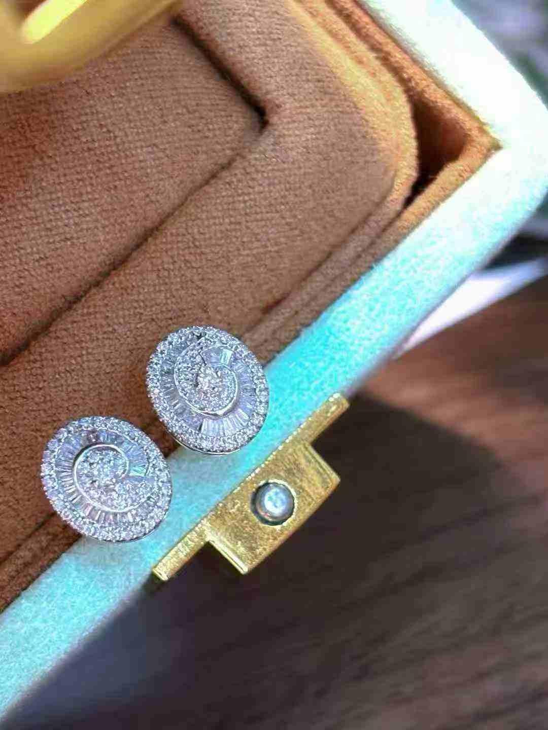 18K White Gold Oval Design Mixed Shapes White Diamond Stud Earrings in vendita 11