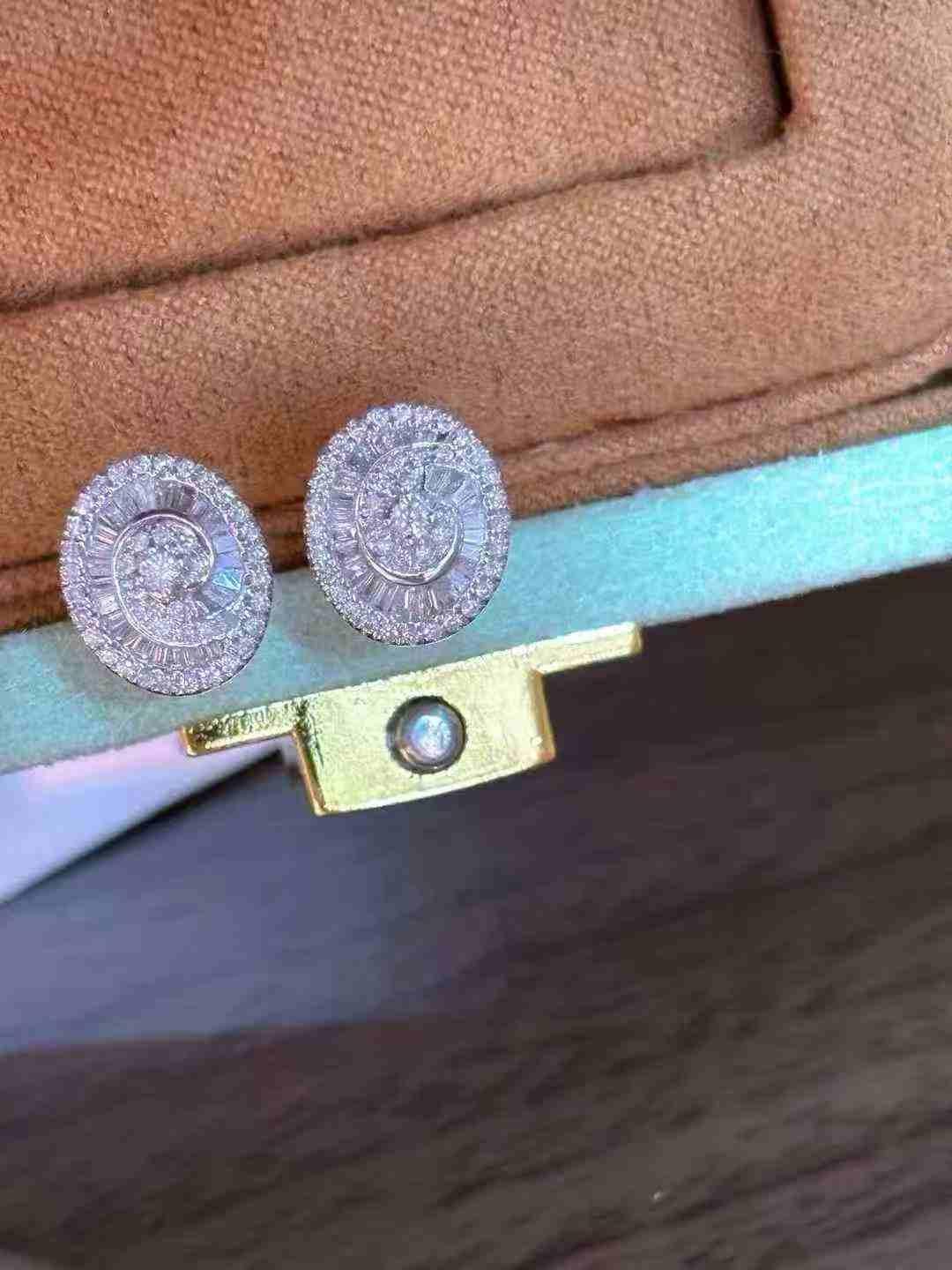 18K White Gold Oval Design Mixed Shapes White Diamond Stud Earrings in vendita 12