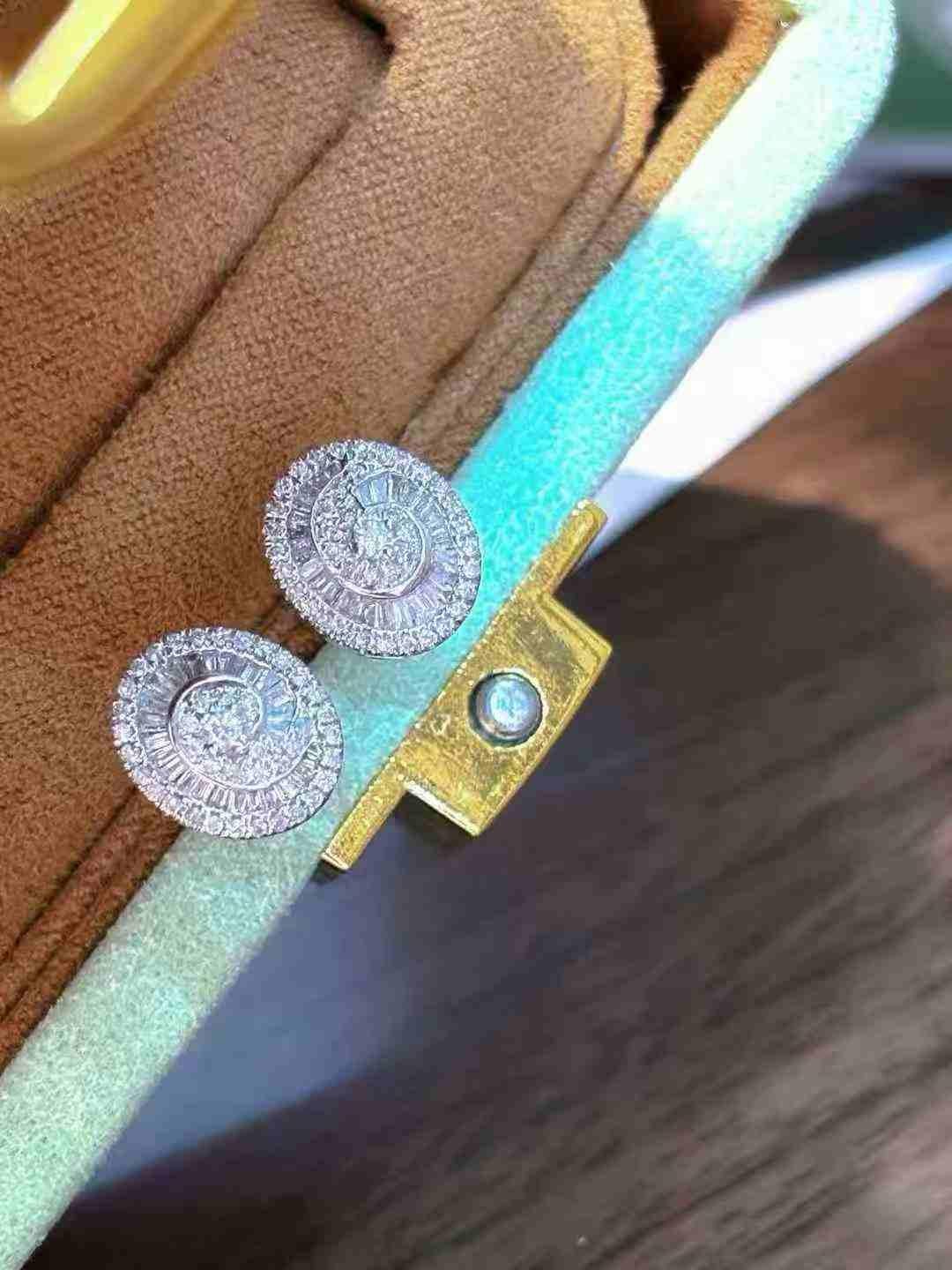 18K White Gold Oval Design Mixed Shapes White Diamond Stud Earrings In condizioni Nuovo in vendita a Bucharest, Romania