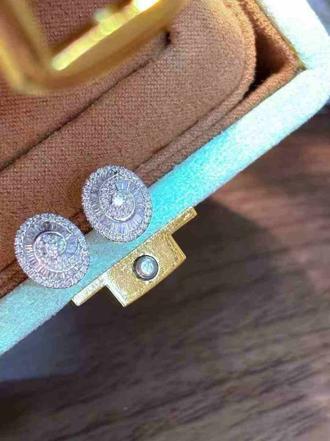 Donna 18K White Gold Oval Design Mixed Shapes White Diamond Stud Earrings in vendita