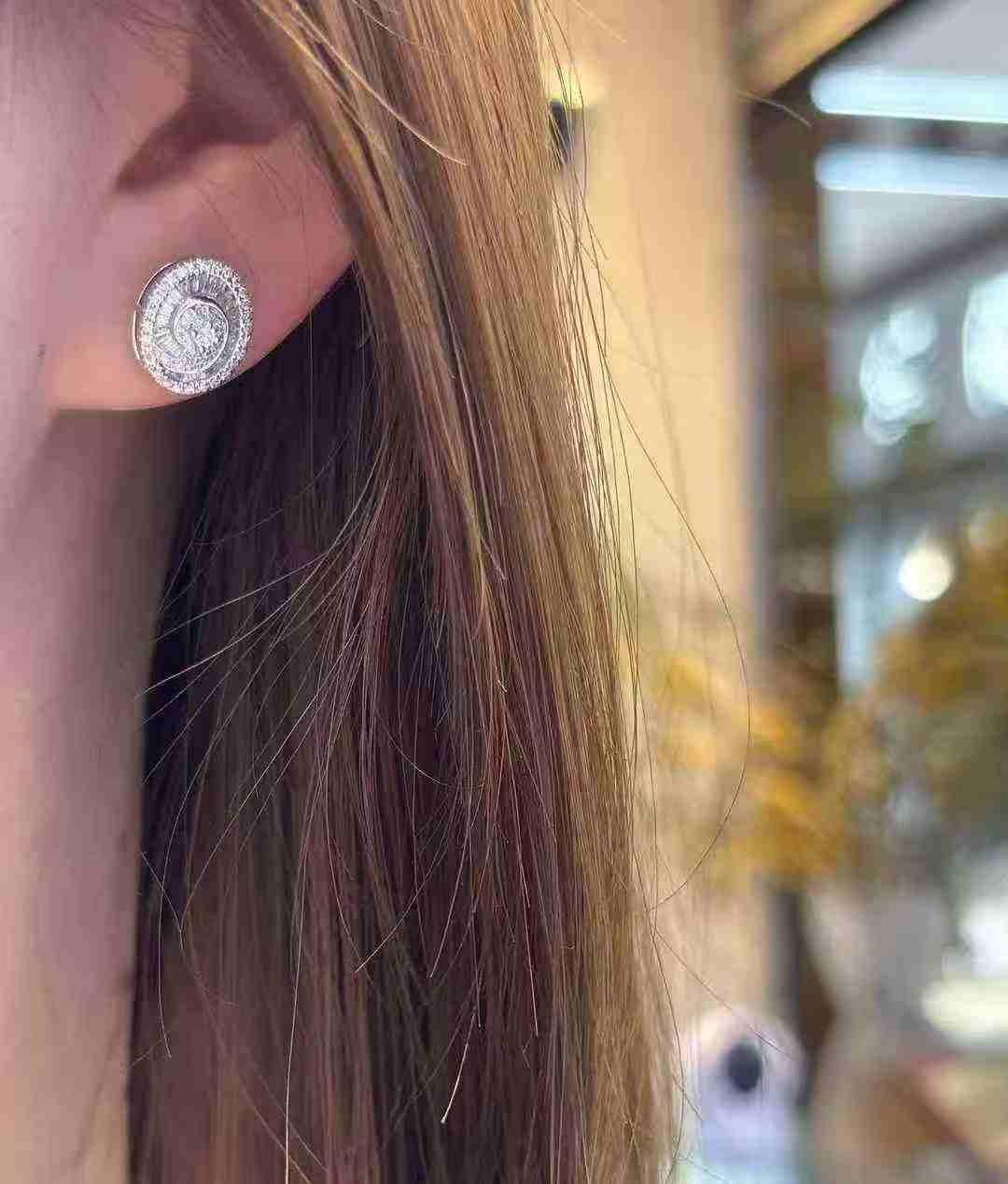 18K White Gold Oval Design Mixed Shapes White Diamond Stud Earrings in vendita 3