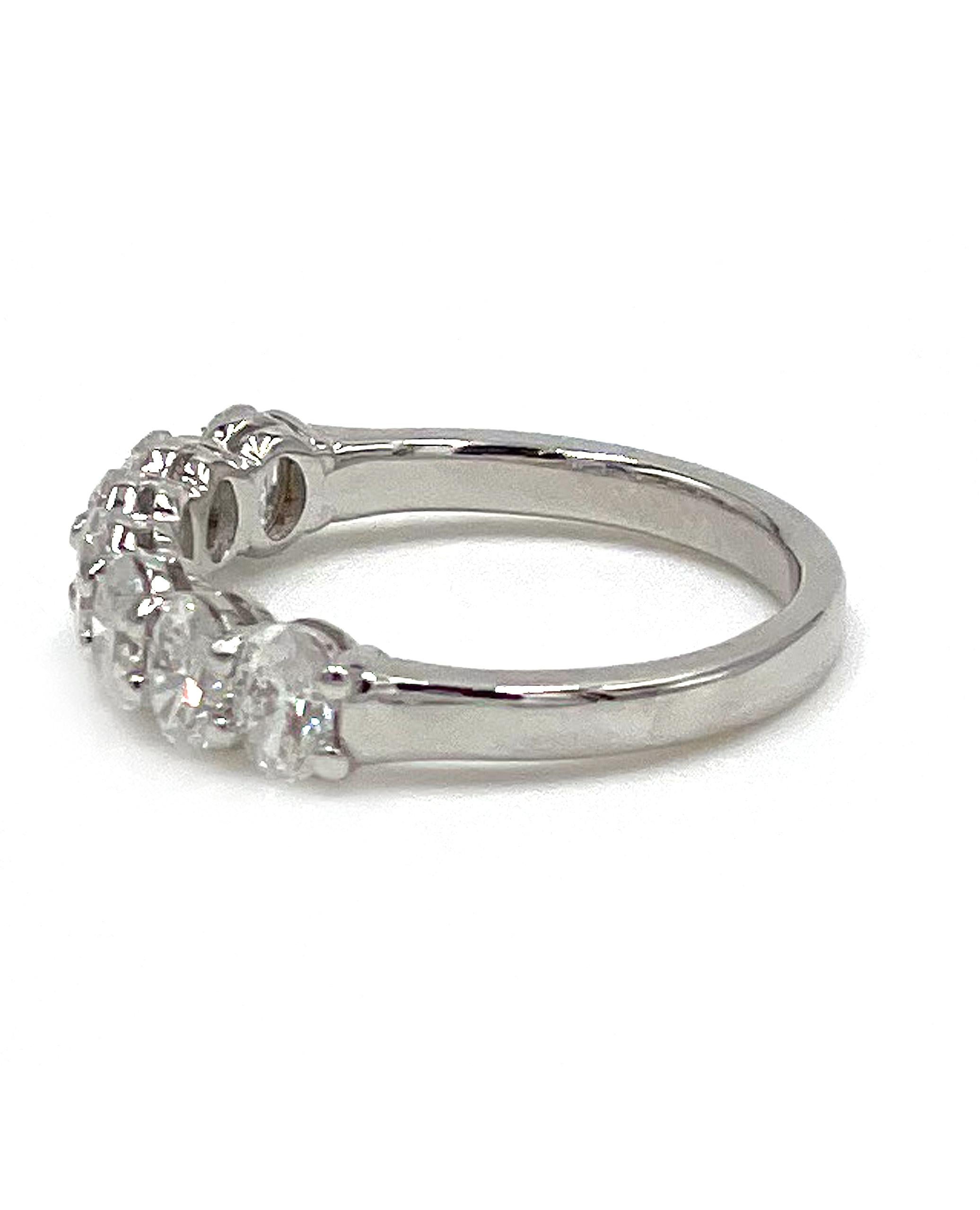 Taglio ovale Fascia ovale con diamante in oro bianco 18 carati in vendita