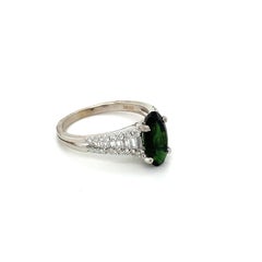 Anello in oro bianco 18k con tormalina verde ovale, baguette e diamante rotondo