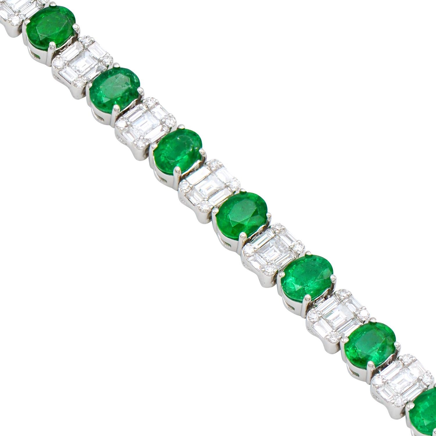 18K White Gold Oval Green Emerald and Illusion Emerald Diamond Bracelet In New Condition For Sale In Great Neck, NY