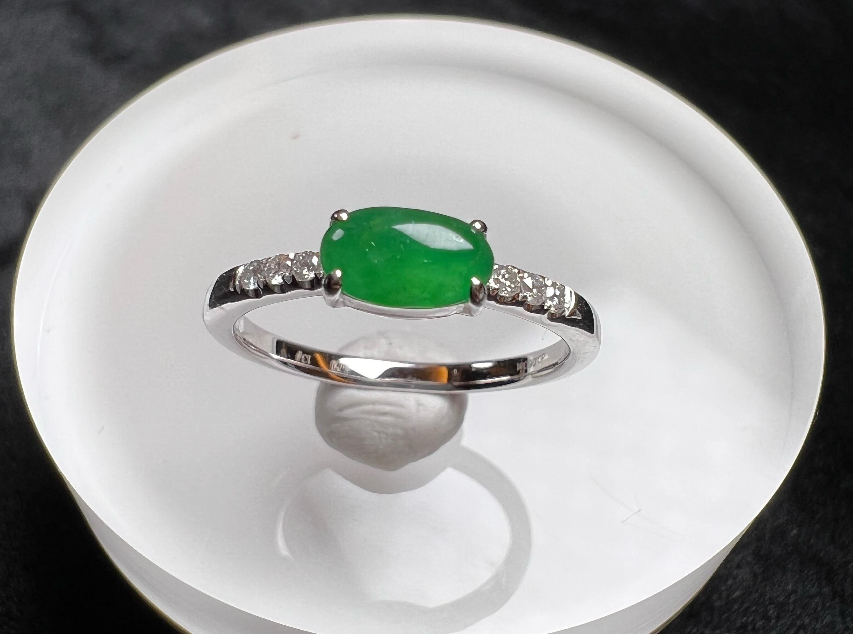 18K White Gold Oval Green Jadeite Diamond Ring Engagement Ring In New Condition For Sale In London, GB