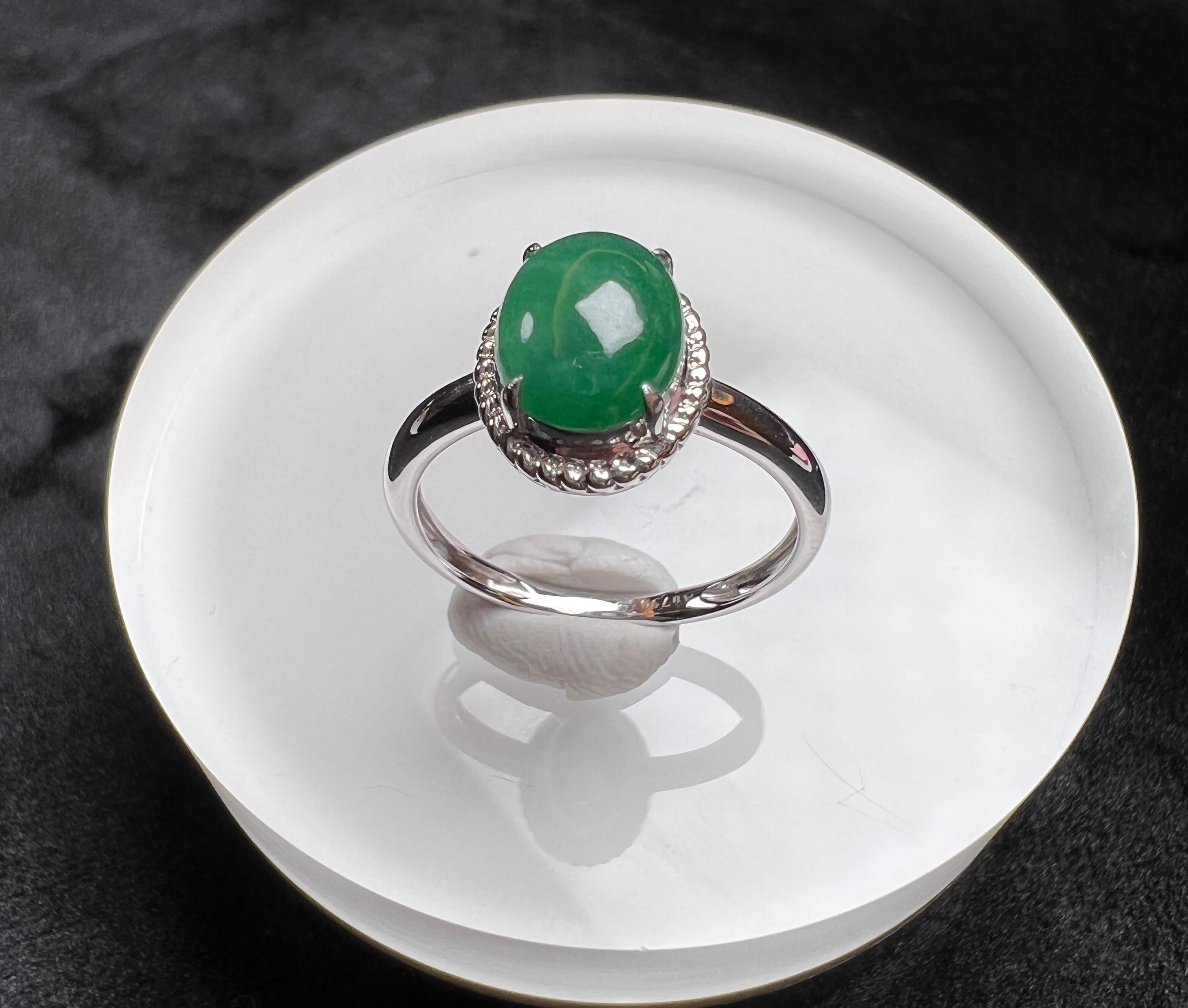 18K White Gold Oval Green Jadeite Ring Engagement Ring In New Condition For Sale In London, GB