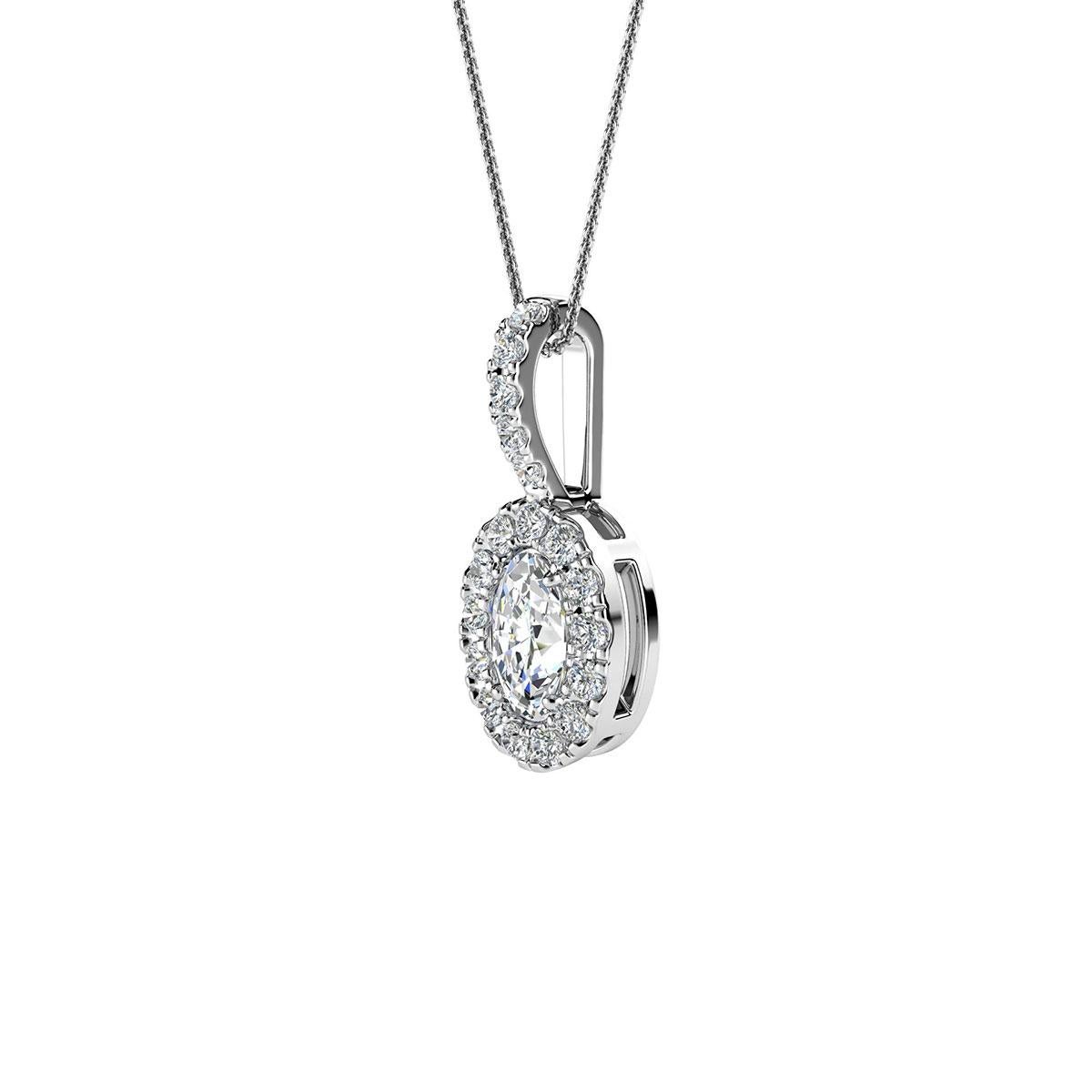 Ce délicat pendentif présente un diamant ovale d'un poids total d'environ 0,23 carat (5 mm x 3 mm) entouré d'un halo de 13 diamants ronds brillants parfaitement assortis d'un poids total d'environ 0,12 carat. Le pendentif mesure 14 mm de long et 6,2