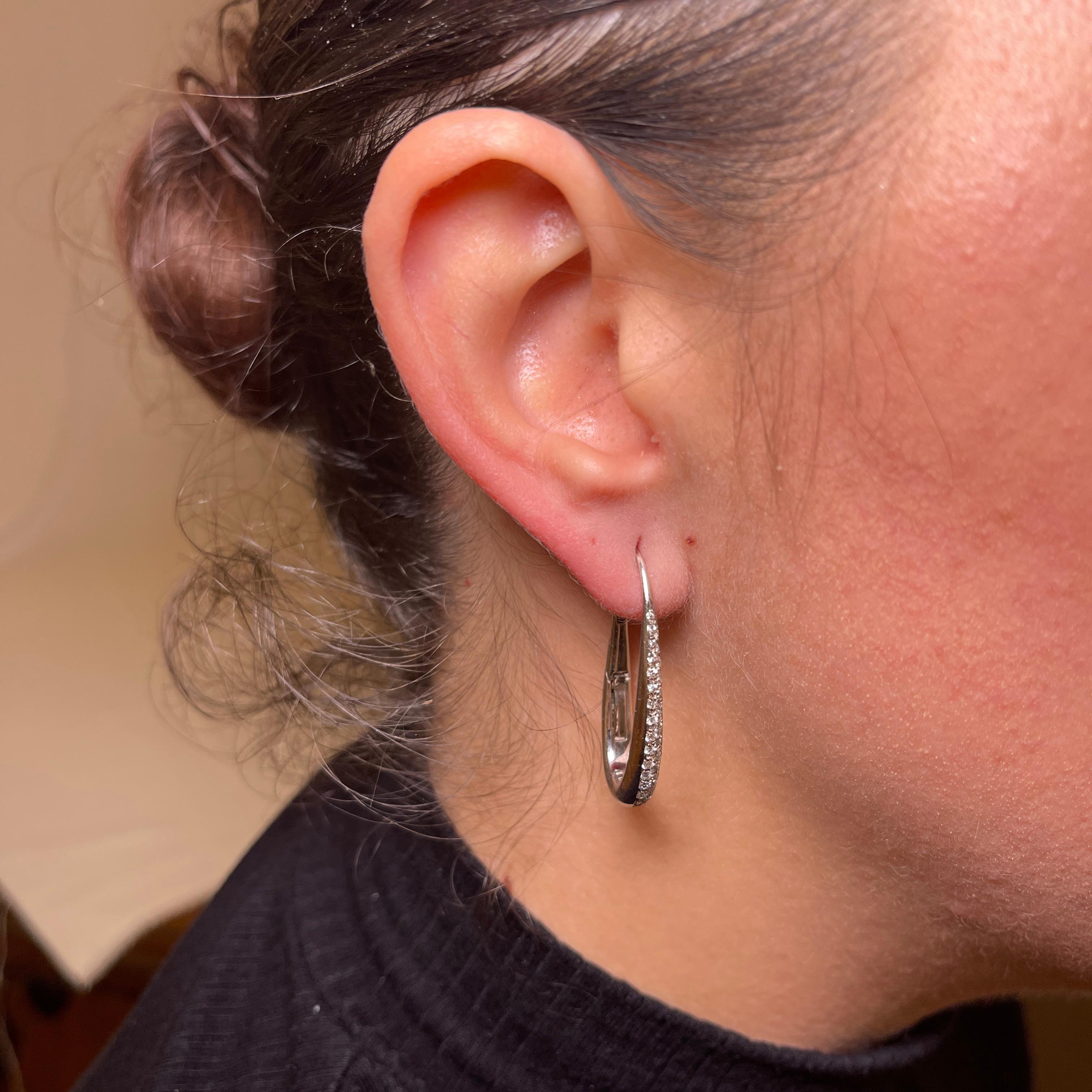 18K White Gold Oval Hoop Earrings with Diamond Pavé In New Condition For Sale In Bergamo, BG