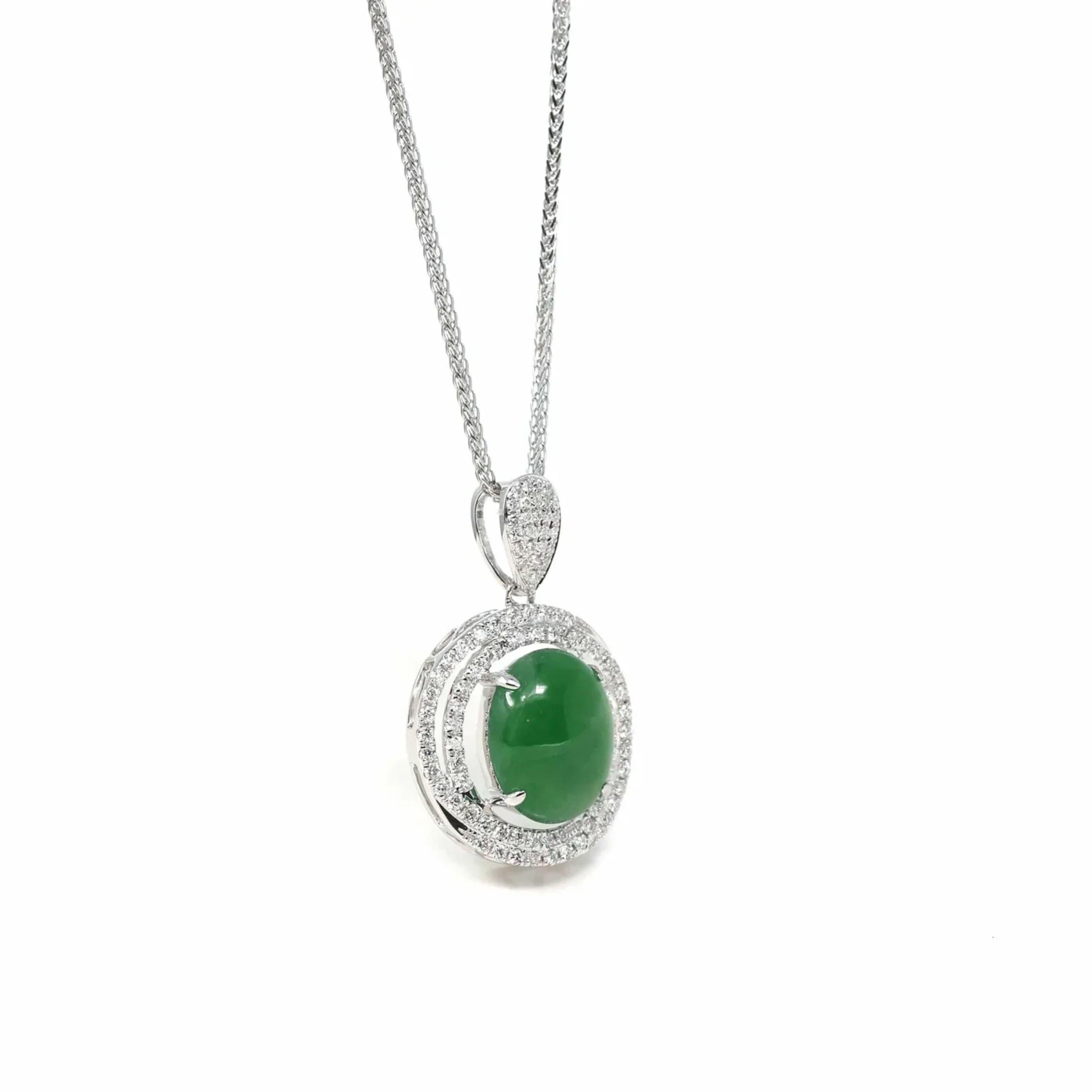 * DESIGNKONZEPT--- Diese Halskette ist etwas ganz Besonderes, gefertigt aus einem atemberaubenden Stück kaiserlicher grüner Jadeit-Jade. Wie auf dem Foto zu sehen, ist die Durchsichtigkeit der Jade atemberaubend. Umgeben von Diamanten mit der Farbe