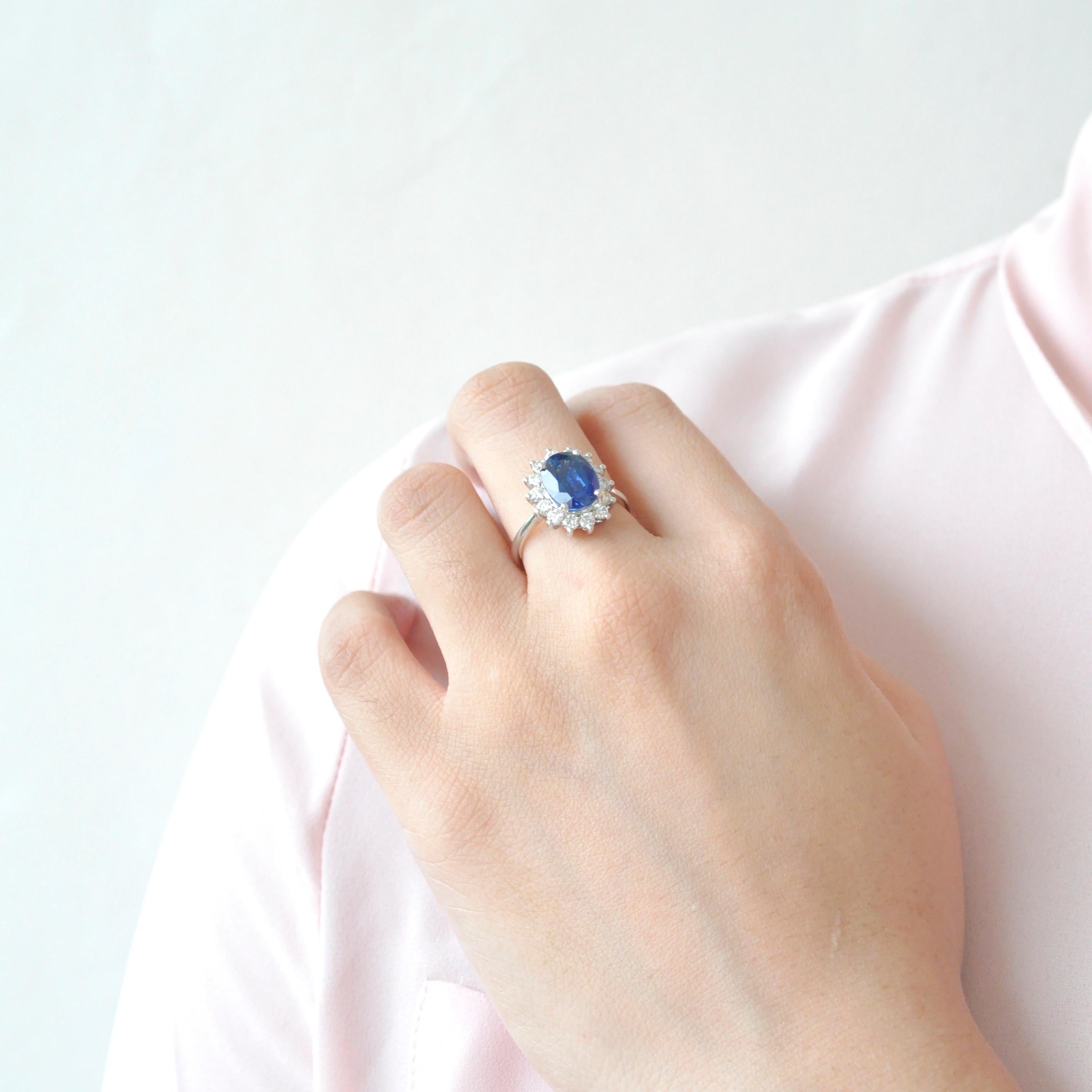 18 Karat Weißgold zertifizierter ovaler blauer Saphir-Diamant-Verlobungsring.

Das ikonische Design des ovalen blauen Saphir-Diamant-Verlobungsrings von Lady Diana erinnert an ein wichtiges Ereignis in der Beziehung eines Paares - den großen