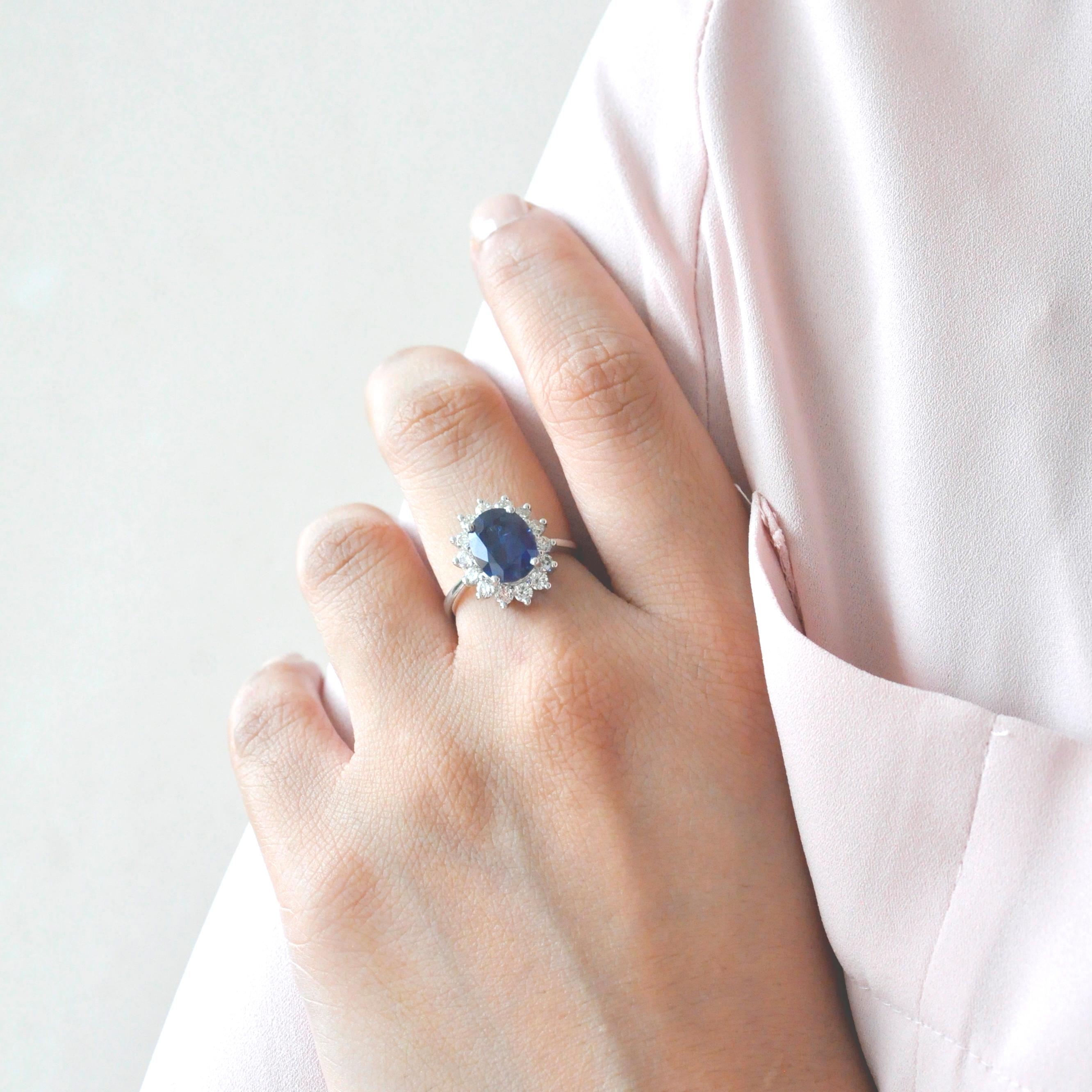 Verlobungsring, 18 Karat Weißgold zertifizierter ovaler blauer Saphir Diamant (Moderne) im Angebot