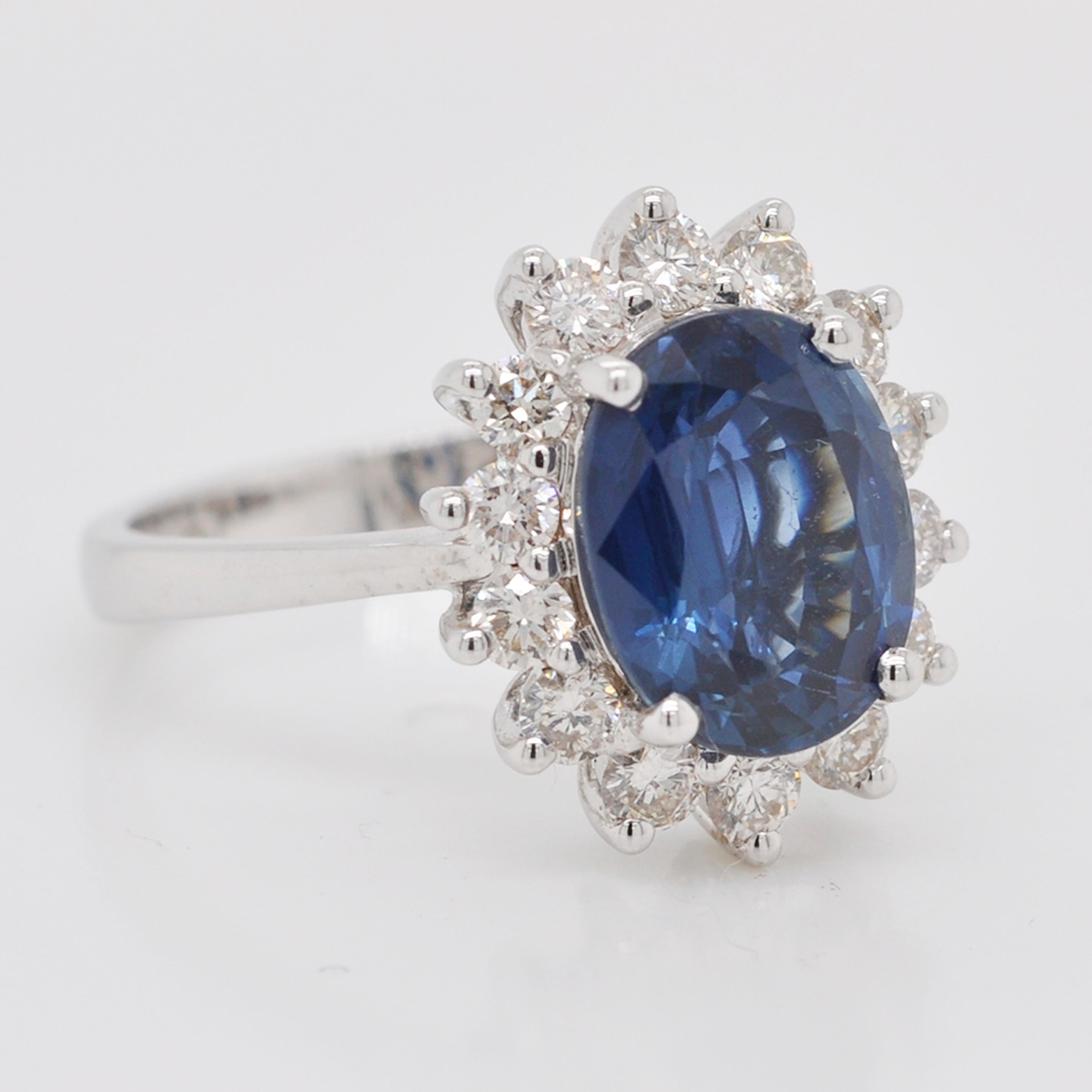 18 Karat White Gold Certified Oval Blue Sapphire Diamond Engagement Ring In New Condition For Sale In Jaipur, Rajasthan