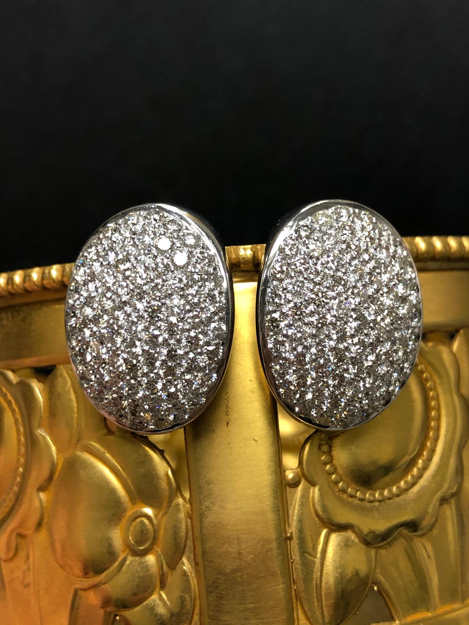 Ein fabelhaft gut gemacht Paar Pave-Diamant-Ohrringe in 18K Weißgold mit etwa 5cttw in G-I Farbe Vs1-2 Klarheit runde Diamanten gesetzt getan. Sie haben Pfosten mit Omega-Rücken. Diese Ohrringe sind ein echter Hingucker!

Abmessungen/Gewicht:
Sie