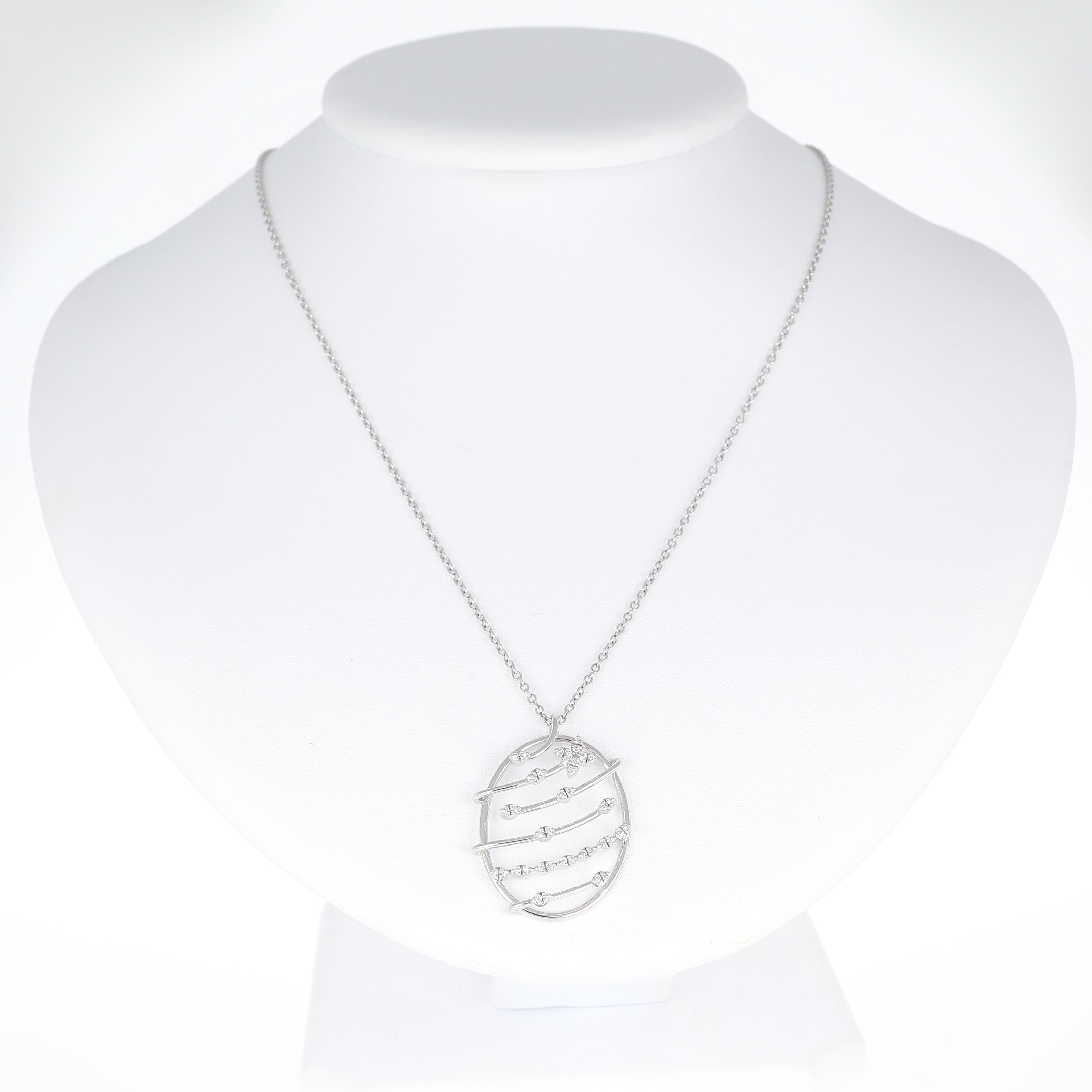 Taglio brillante Ciondolo ovale in oro bianco 18K con fiore di diamante in vendita