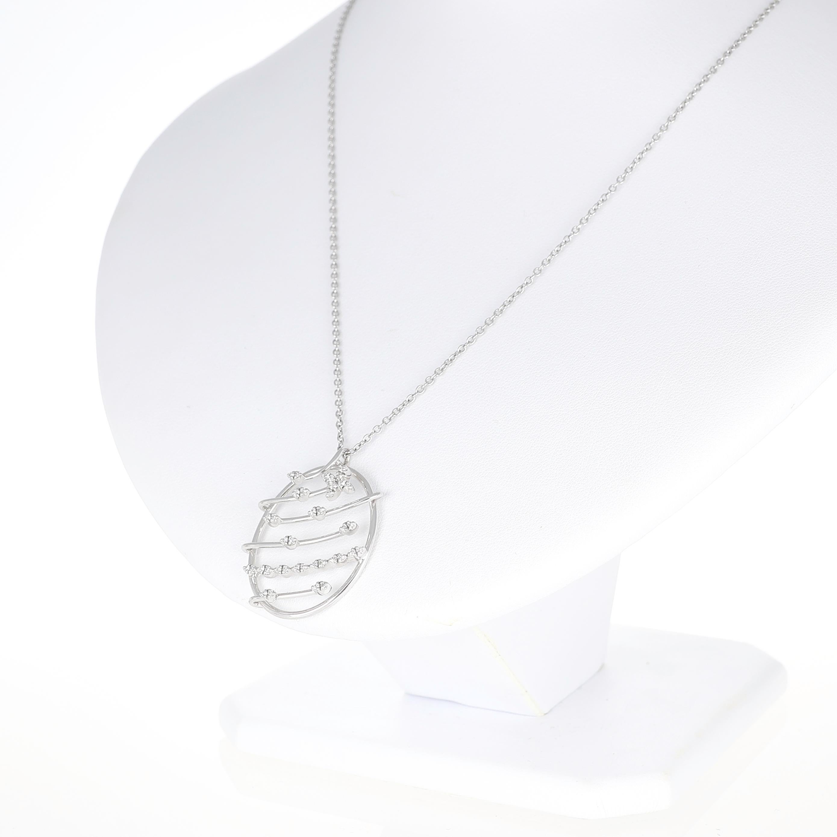 Ciondolo ovale in oro bianco 18K con fiore di diamante In condizioni Nuovo in vendita a Bergamo, BG