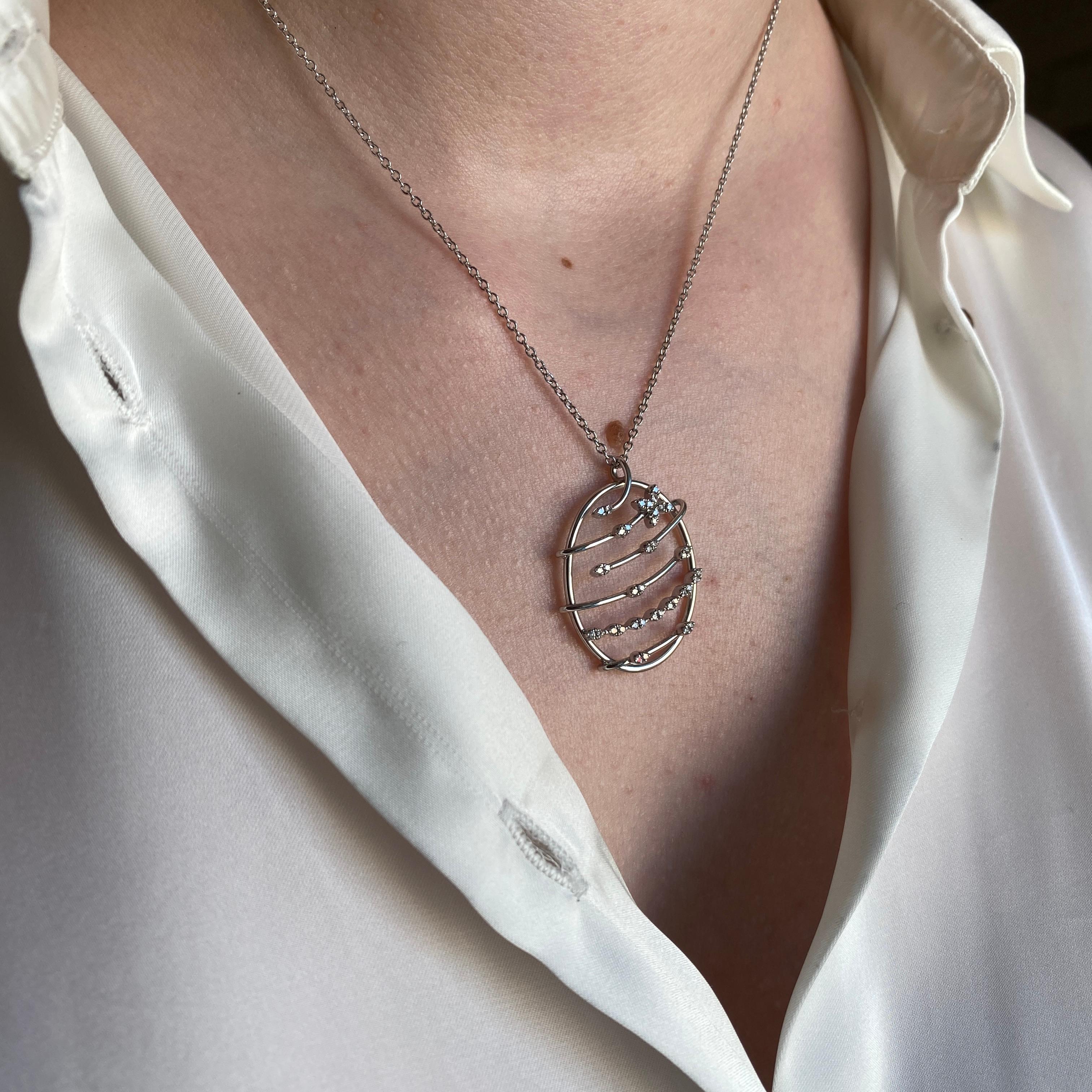 Ciondolo ovale in oro bianco 18K con fiore di diamante in vendita 2