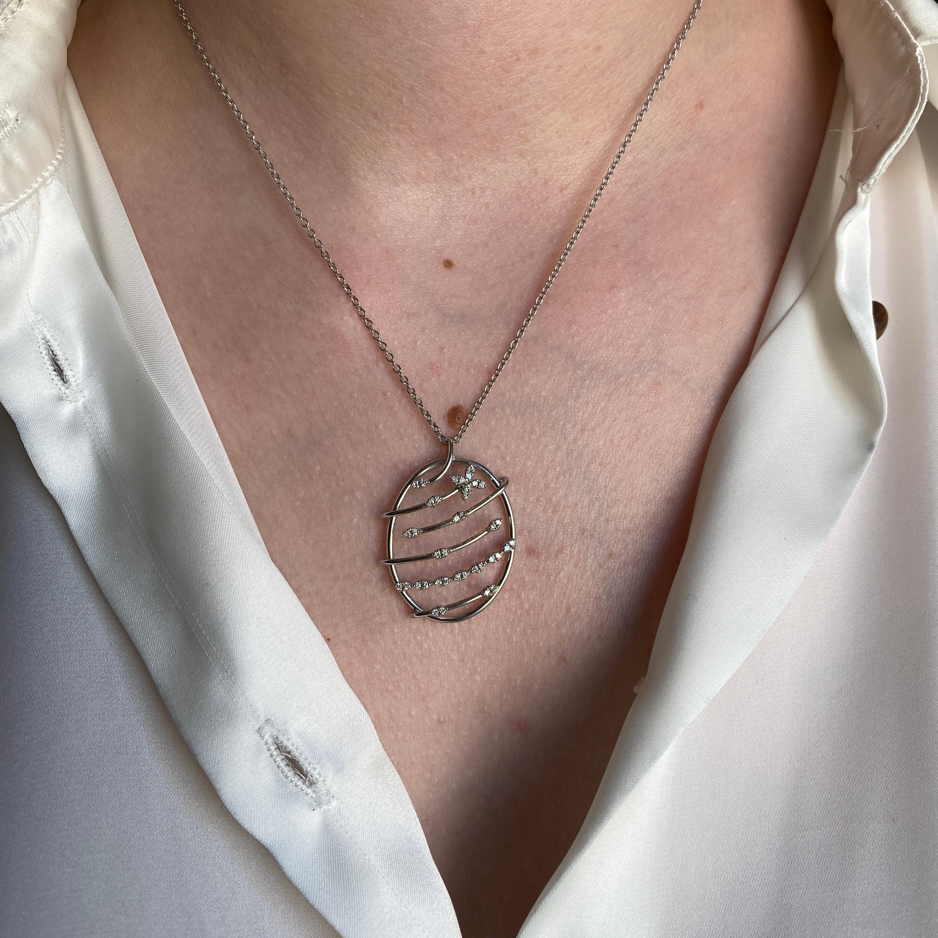 Ciondolo ovale in oro bianco 18K con fiore di diamante in vendita 3
