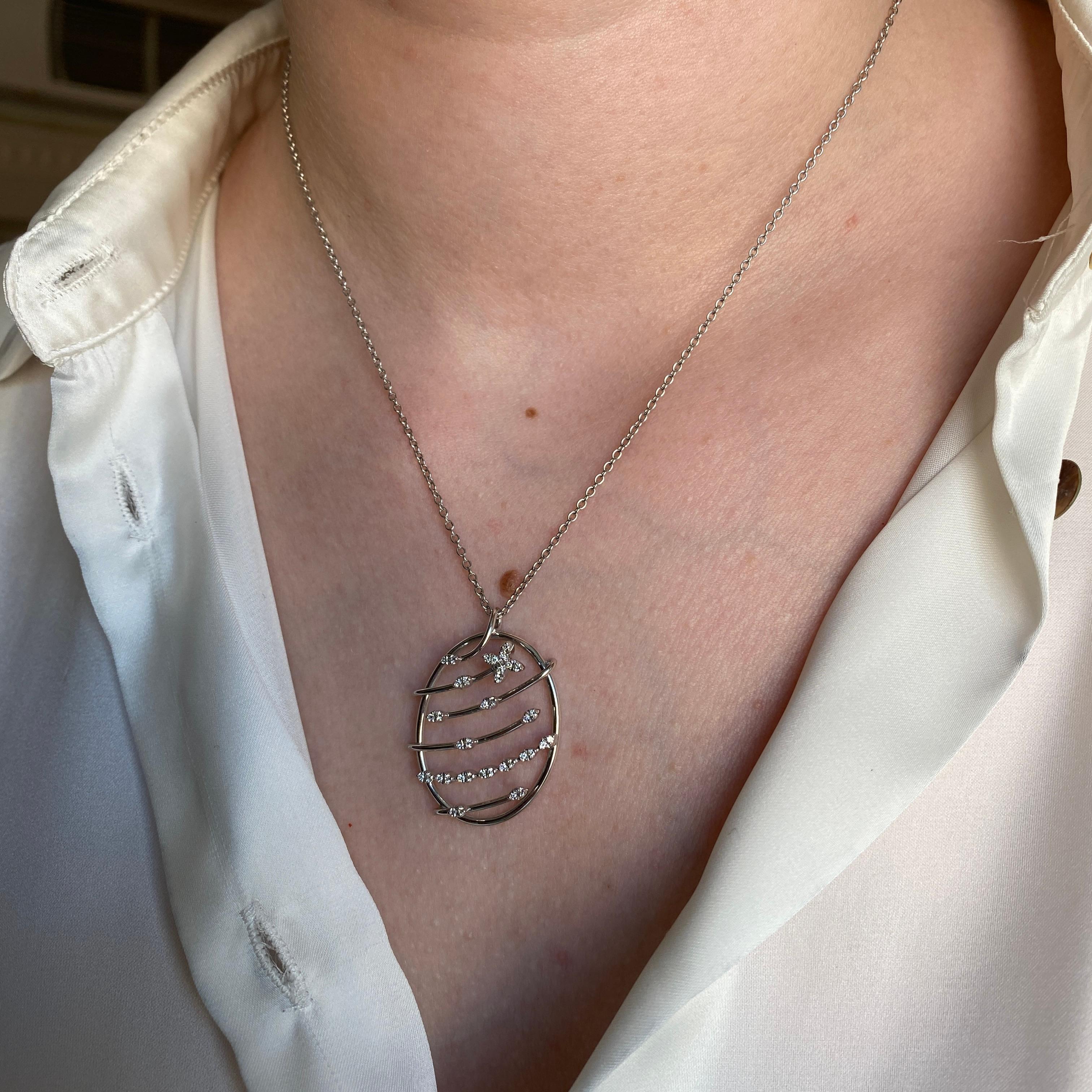 Ciondolo ovale in oro bianco 18K con fiore di diamante in vendita 4