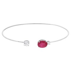 Pulsera tipo brazalete abierto de oro blanco de 18 quilates con rubí y diamantes, con forma ovalada, y con la piedra natal de julio