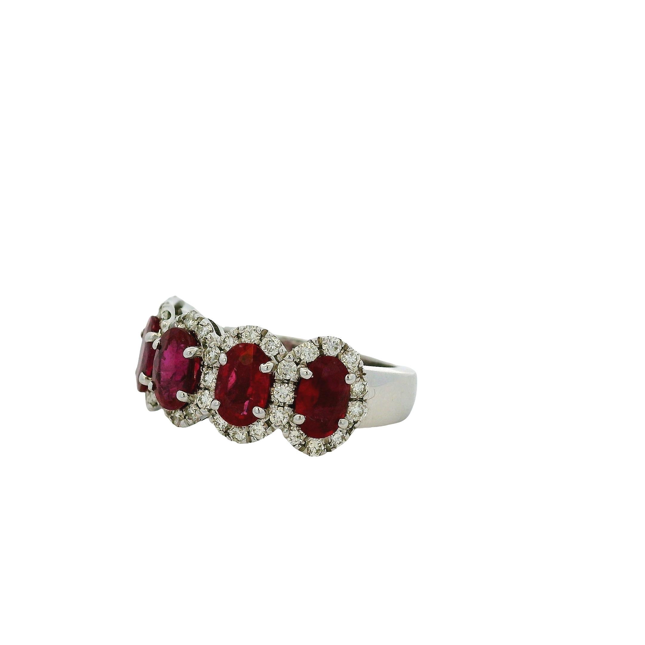 18k Weißgold Oval Rubin mit Diamant Halo Fünf Stein Ring im Zustand „Neu“ im Angebot in Boca Raton, FL