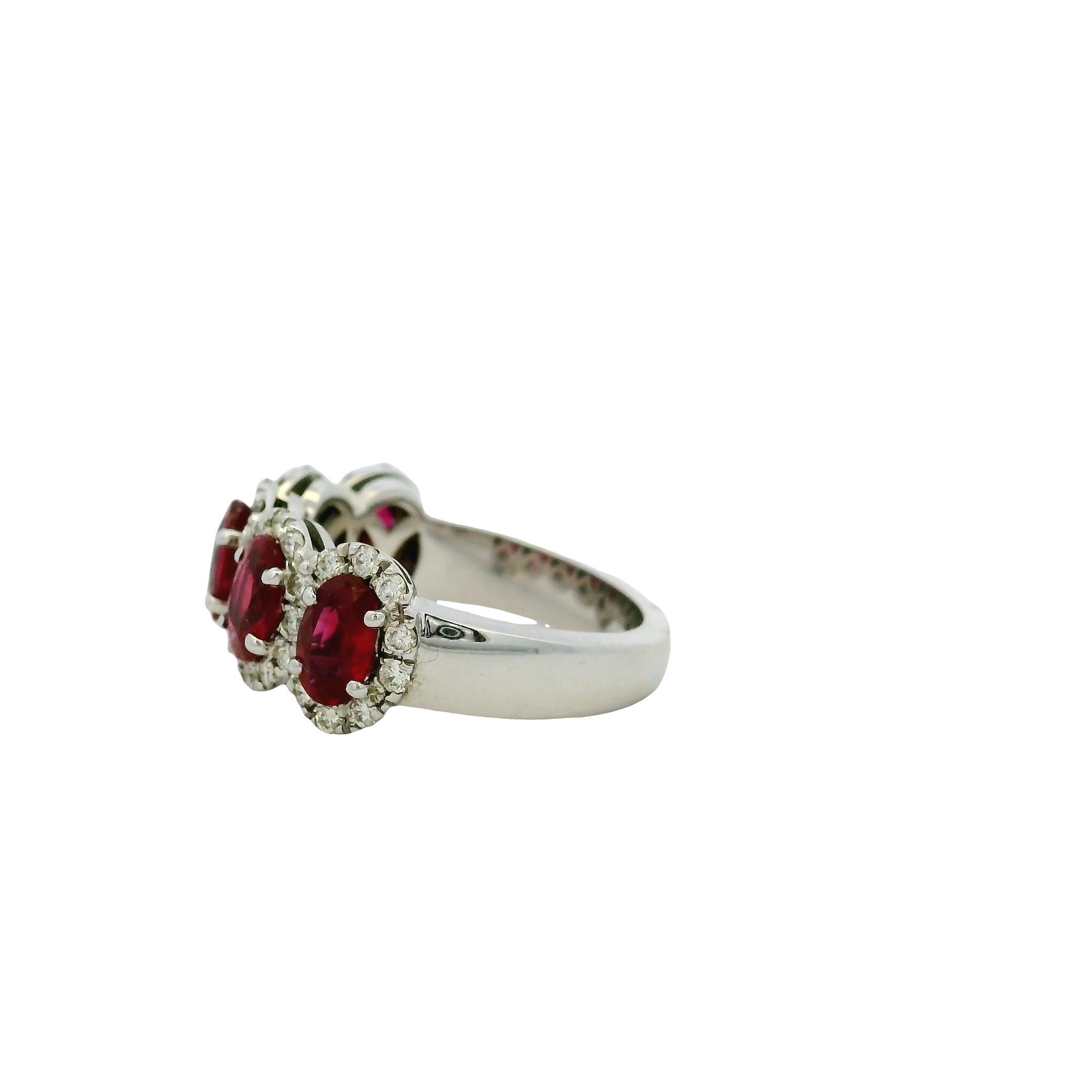 18k Weißgold Oval Rubin mit Diamant Halo Fünf Stein Ring für Damen oder Herren im Angebot