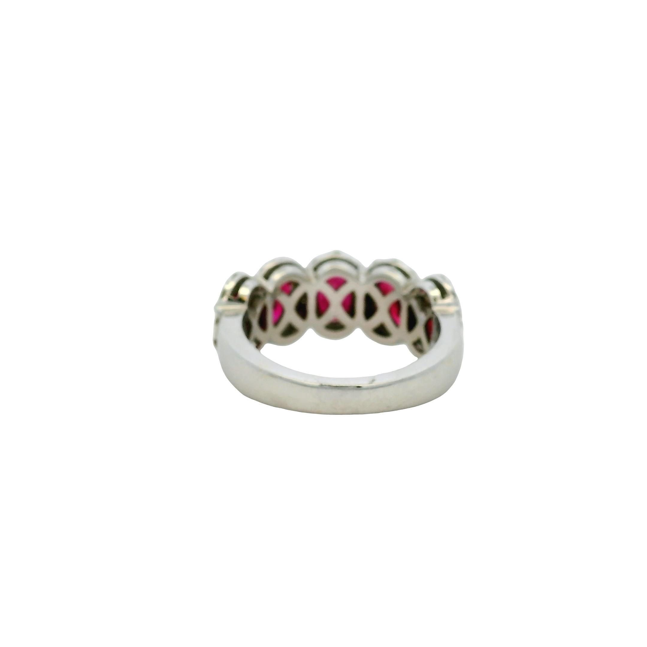 18k Weißgold Oval Rubin mit Diamant Halo Fünf Stein Ring im Angebot 1