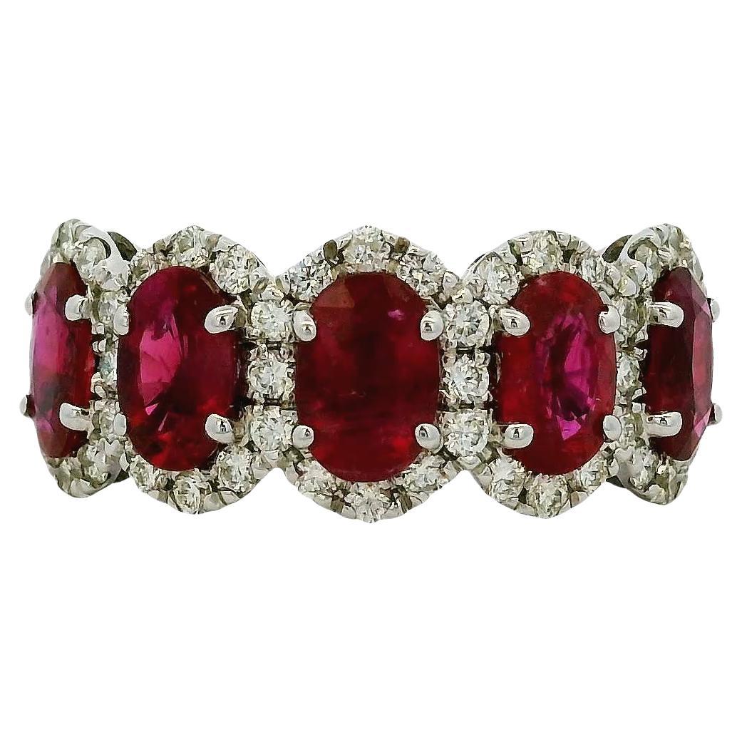 18k Weißgold Oval Rubin mit Diamant Halo Fünf Stein Ring im Angebot