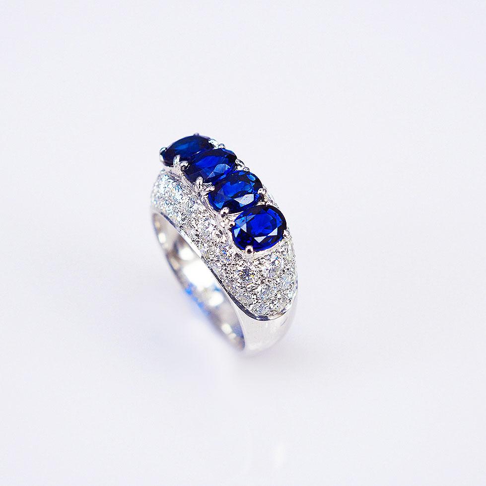 18K White gold Oval Sapphire and Diamond Ring In New Condition For Sale In Bangkok, TH