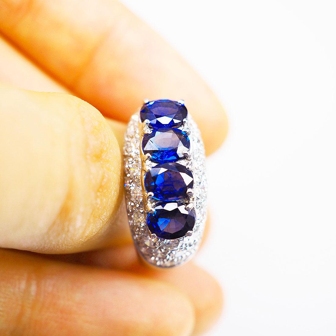 18K White gold Oval Sapphire and Diamond Ring For Sale 2