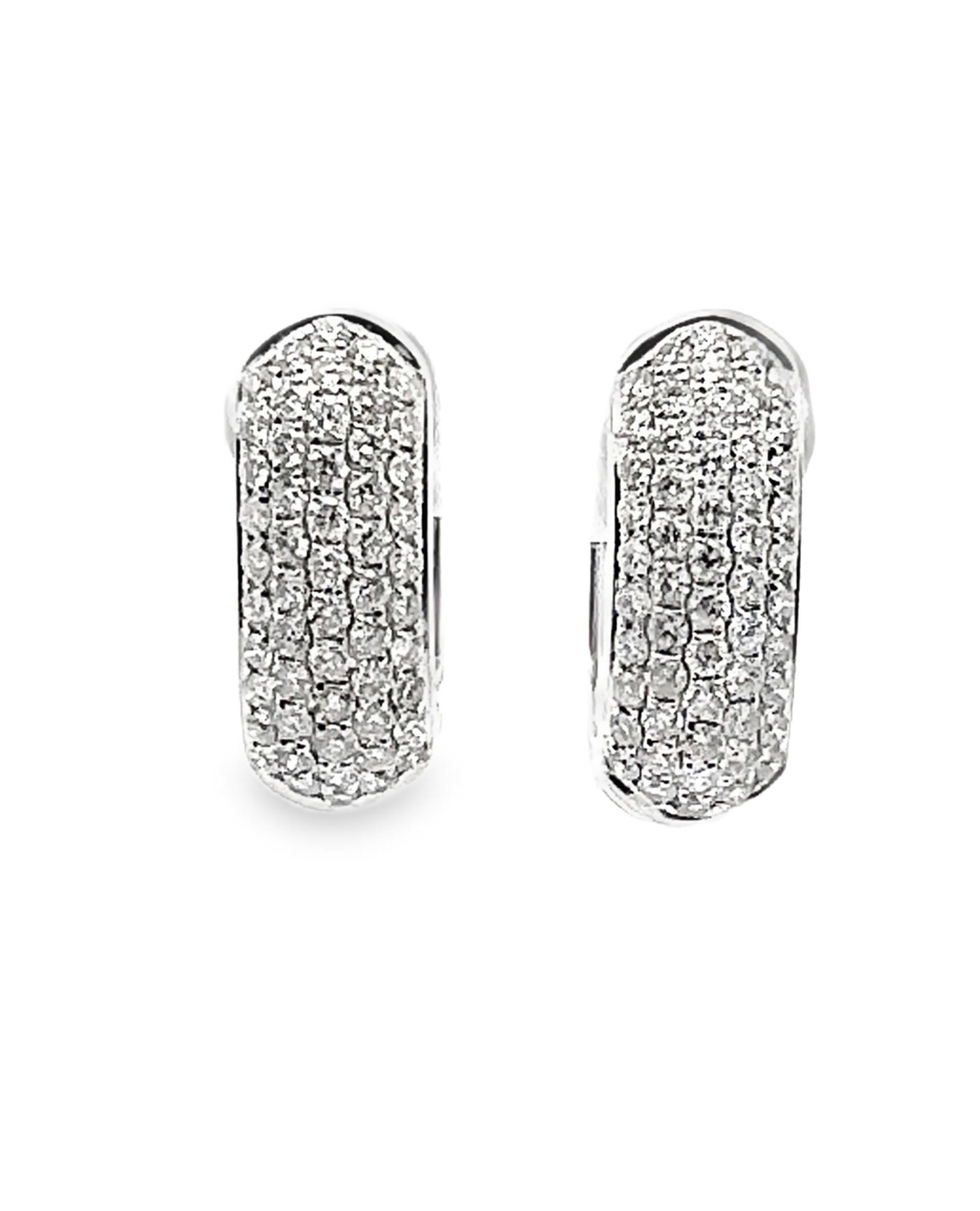 Orecchini huggie di forma ovale in oro bianco 18K con diamanti rotondi taglio brillante incastonati per un totale di 1,21 carati.

- I diamanti hanno un colore G/H e una purezza SI1.