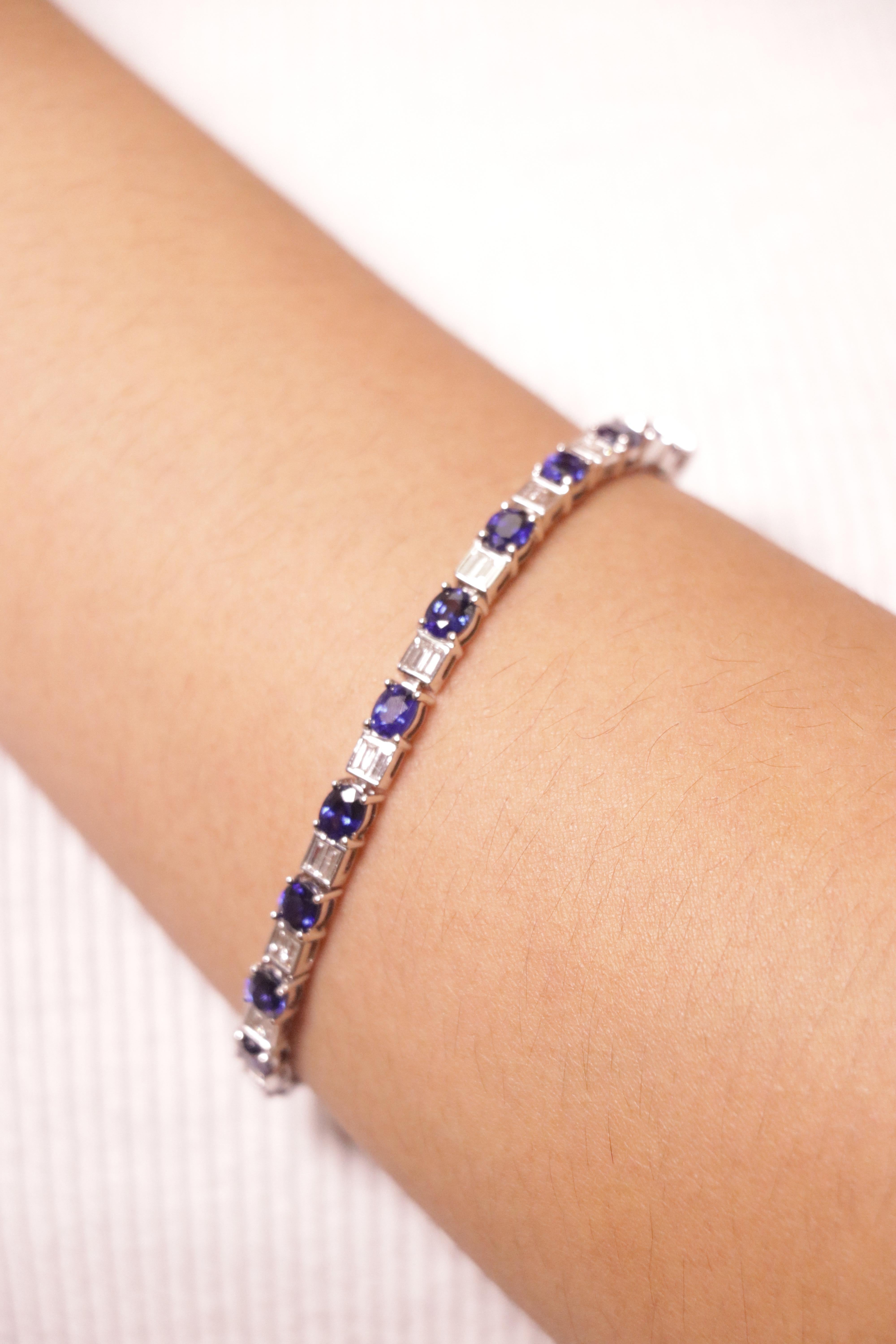 Bracciale in oro bianco 18k con zaffiro ovale da 8,88 carati e diamanti baguette in vendita 4