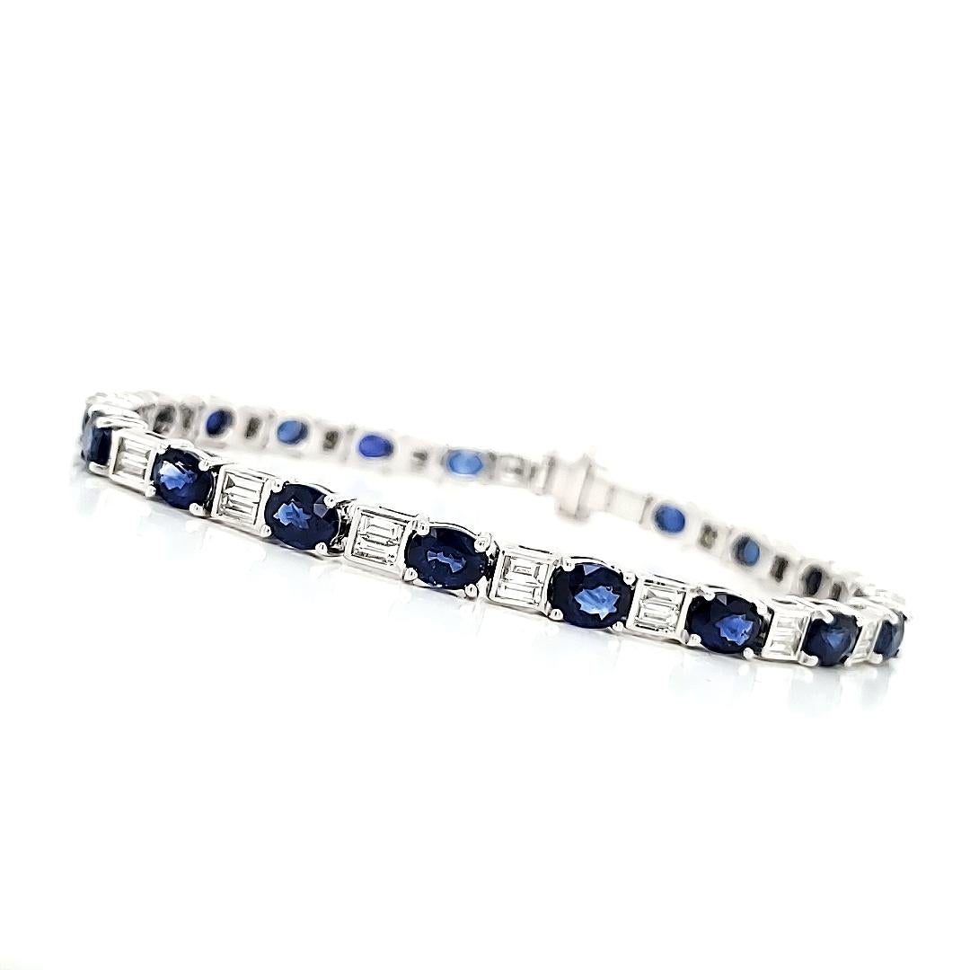 Habillez votre poignet de façon royale.

Ce bracelet exquis est orné de 19 saphirs de forme ovale totalisant 8,88 carats, délicatement associés à 38 diamants baguettes d'un poids total de 1,47 carat.

Extraits des profondeurs de la terre riche du