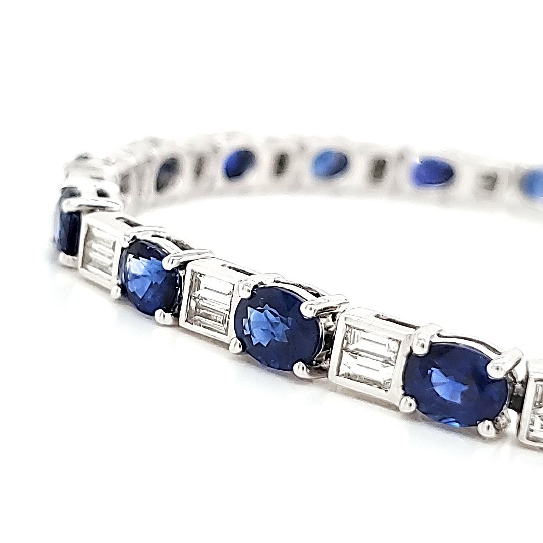 Contemporain Bracelet en or blanc 18 carats, saphir de forme ovale Cts 8,88 et diamants baguettes en vente